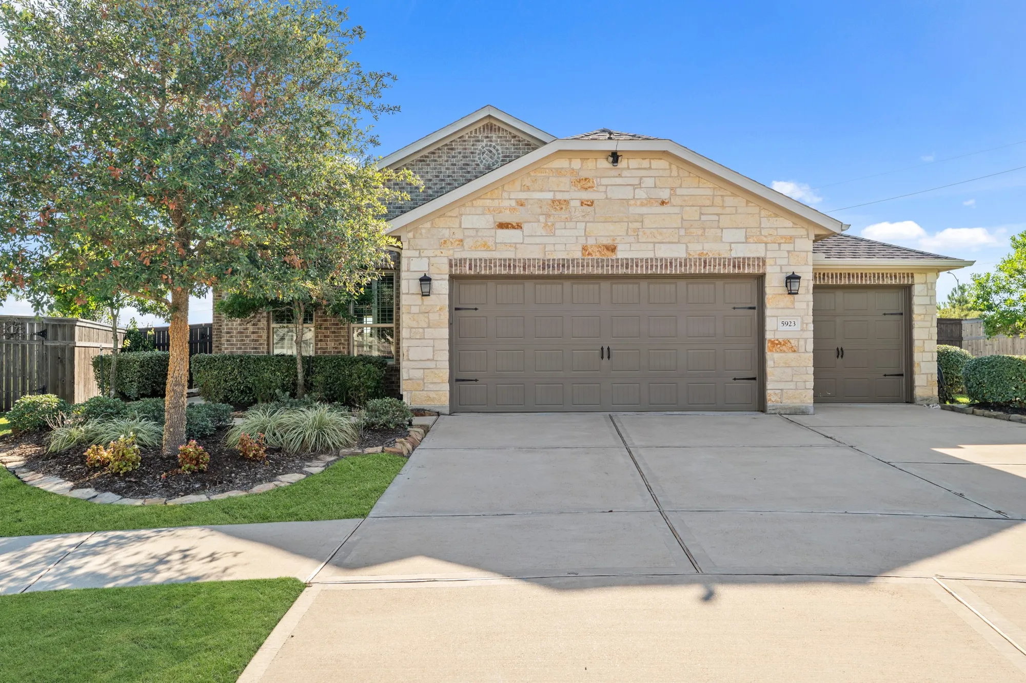 Property Slideshow image 1 of 34 | 5923 winding terrace ln, Fulshear, TX, 77441