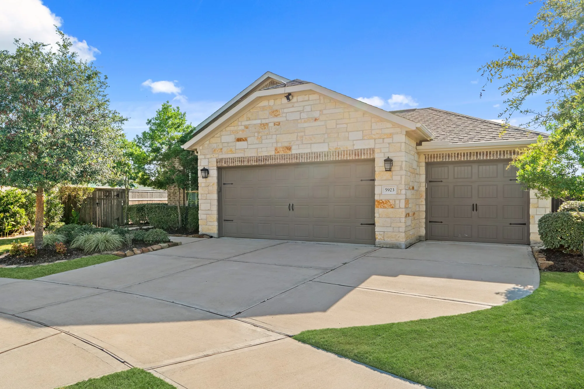 Property Slideshow image 3 of 34 | 5923 winding terrace ln, Fulshear, TX, 77441