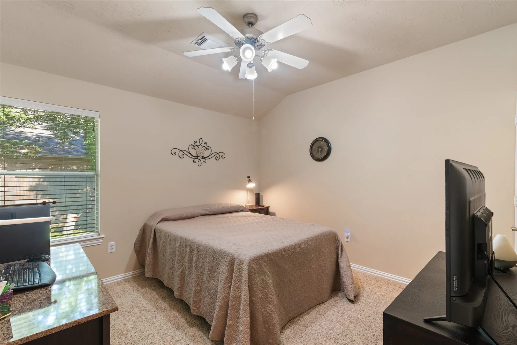 Property Slideshow image 20 of 32 | 11 abercrombie pl, Conroe, TX, 77384