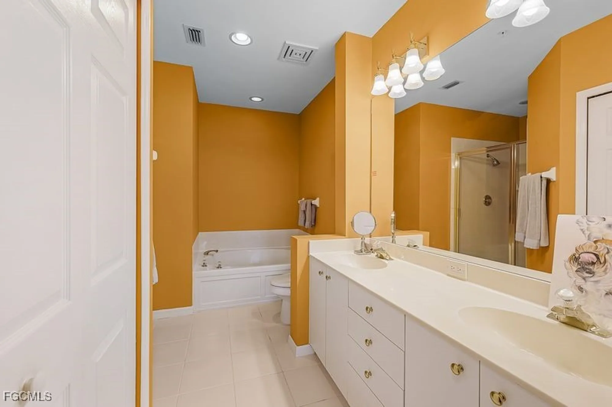 Property Slideshow image 12 of 32 | 11130 harbour yacht ct apt 13b, Fort Myers, FL, 33908