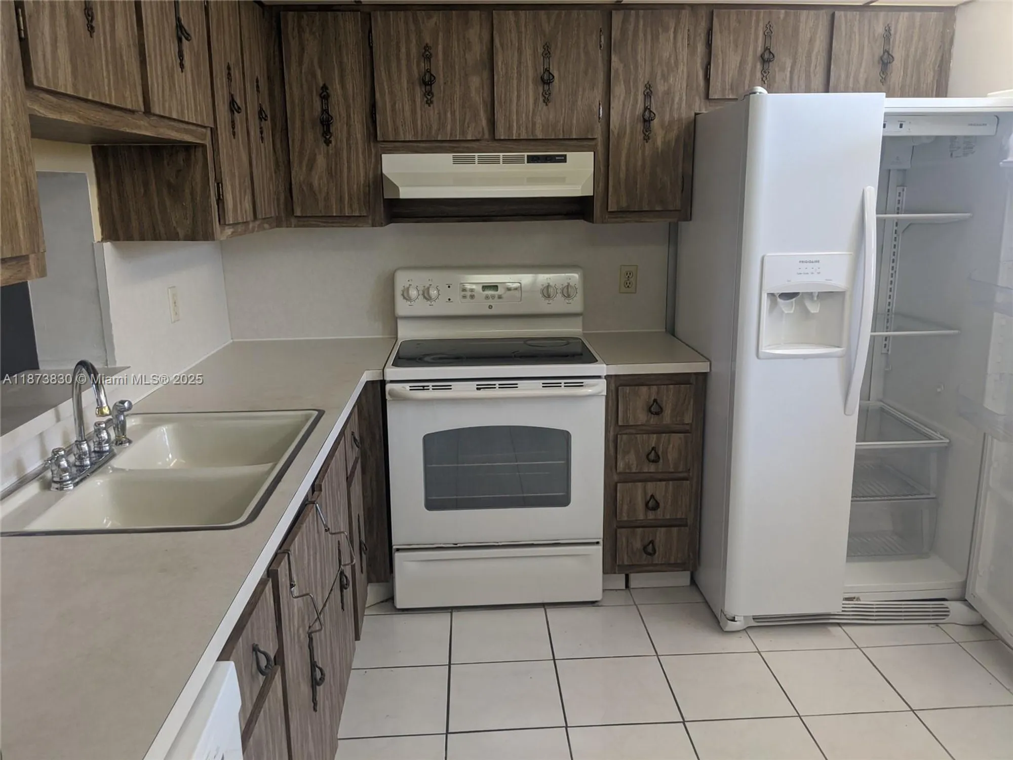 Property Slideshow image 6 of 12 | 1024 se 4th ave apt 403, Dania Beach, FL, 33004