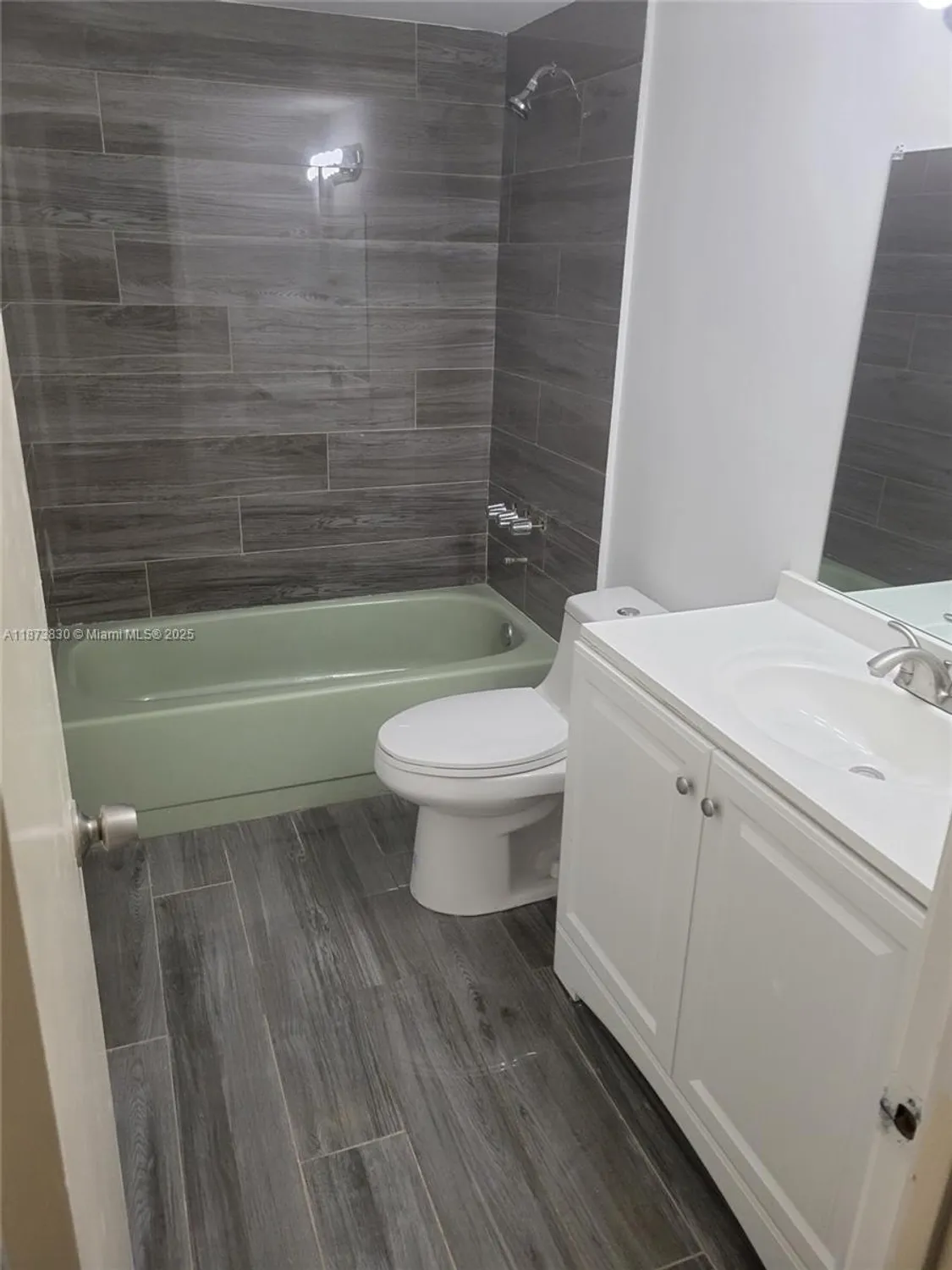 Property Slideshow image 7 of 12 | 1024 se 4th ave apt 403, Dania Beach, FL, 33004