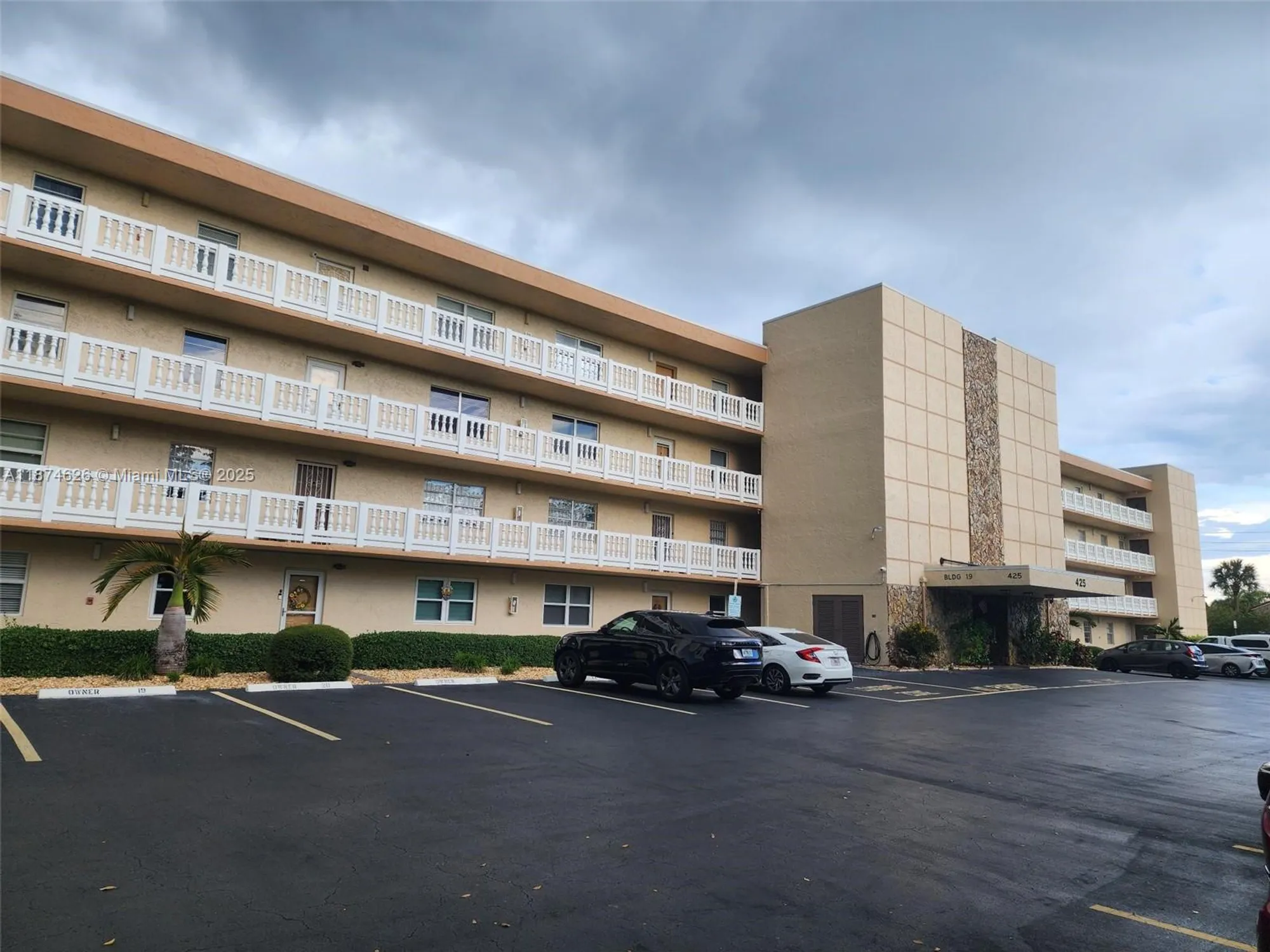 Property Slideshow image 1 of 5 | 425 se 11th ter apt 403, Dania Beach, FL, 33004