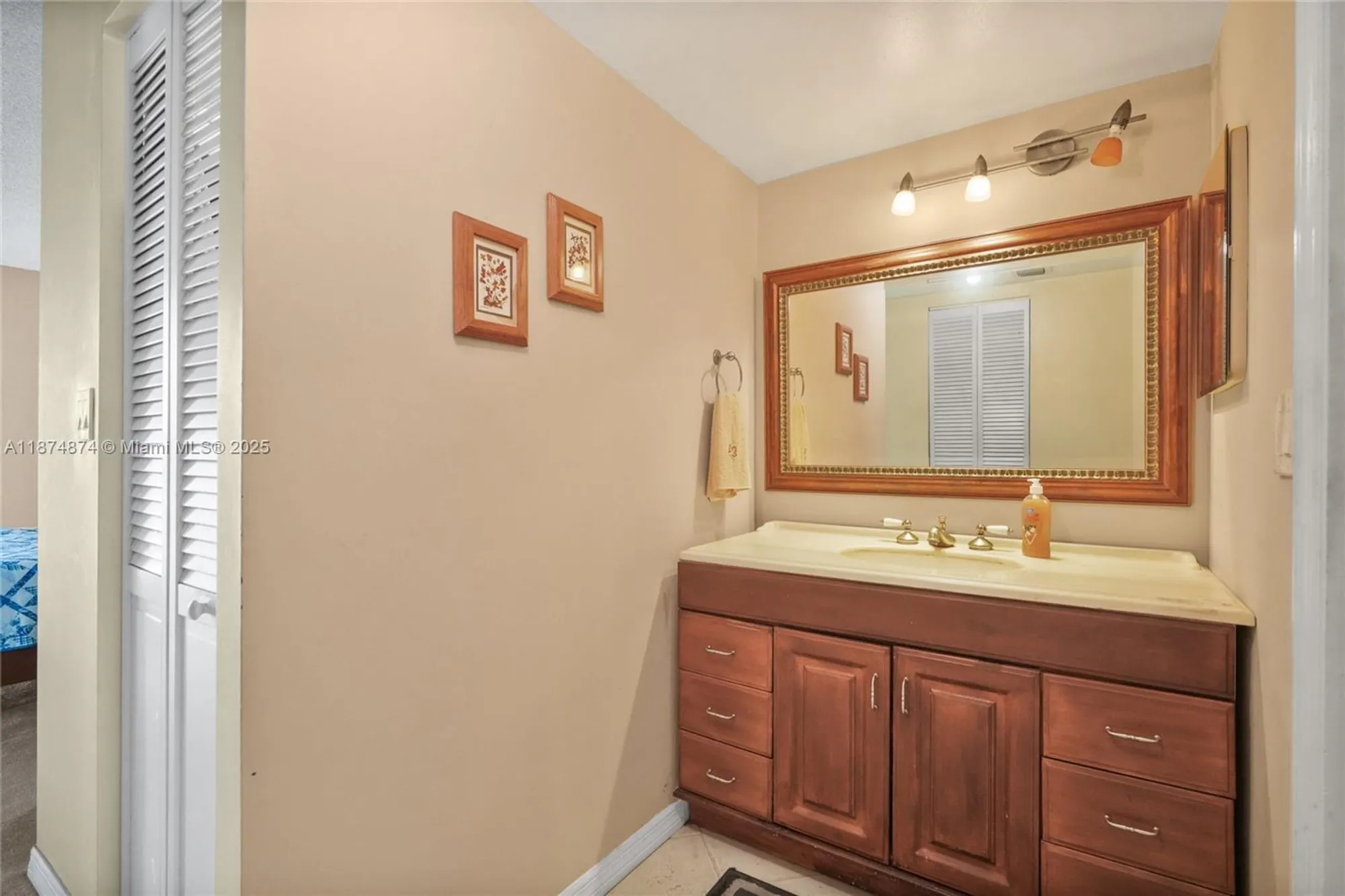 Property Slideshow image 16 of 32 | 20400 w country club dr 416, Aventura, FL, 33180