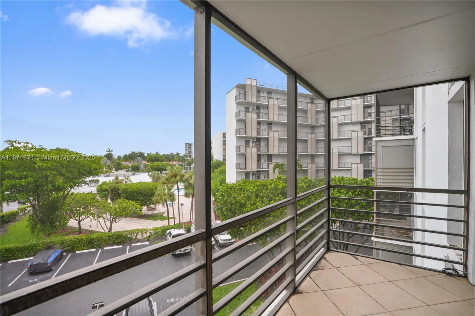 Property Slideshow image 18 of 32 | 20400 w country club dr 416, Aventura, FL, 33180