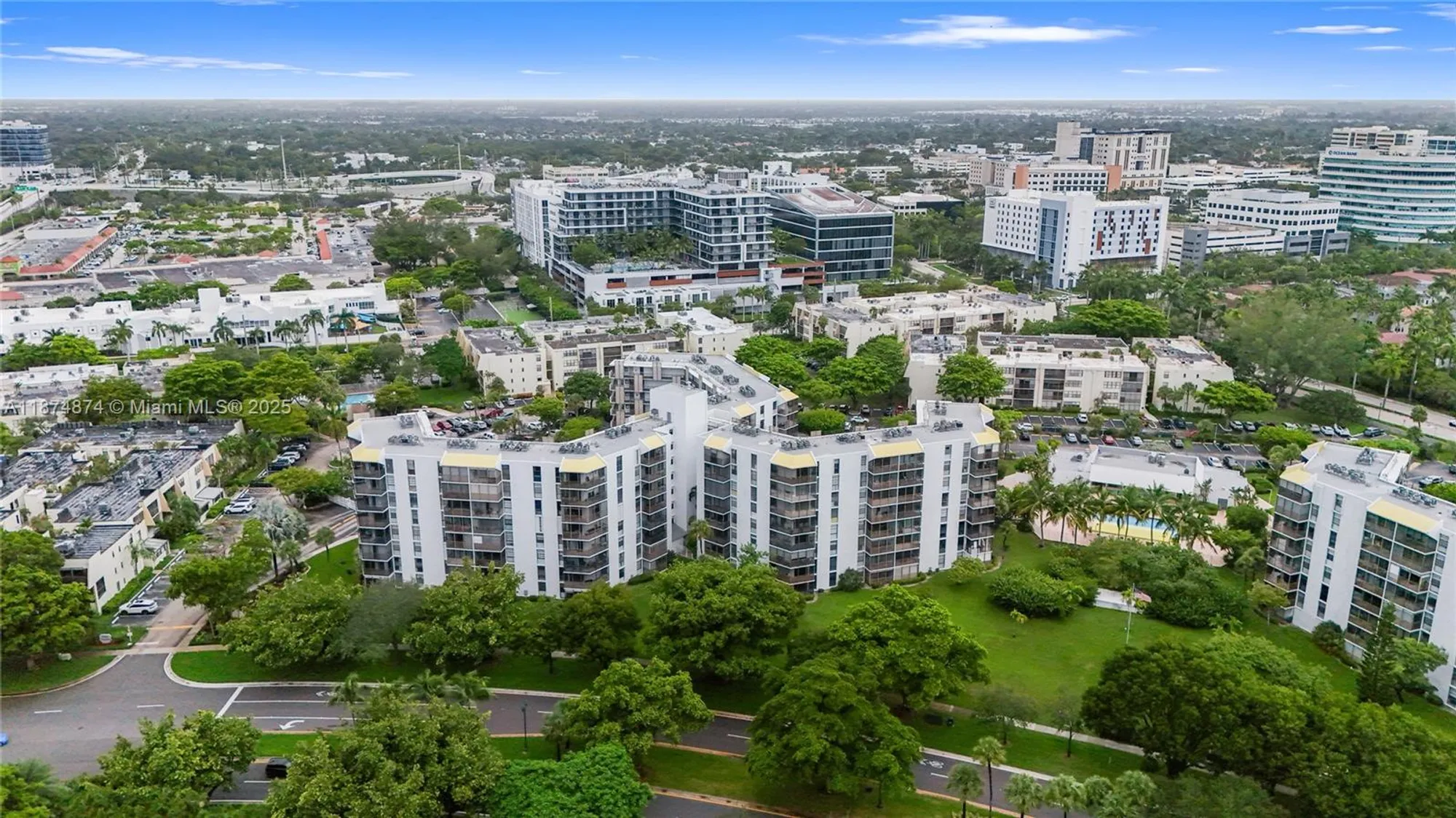 Property Slideshow image 27 of 32 | 20400 w country club dr 416, Aventura, FL, 33180