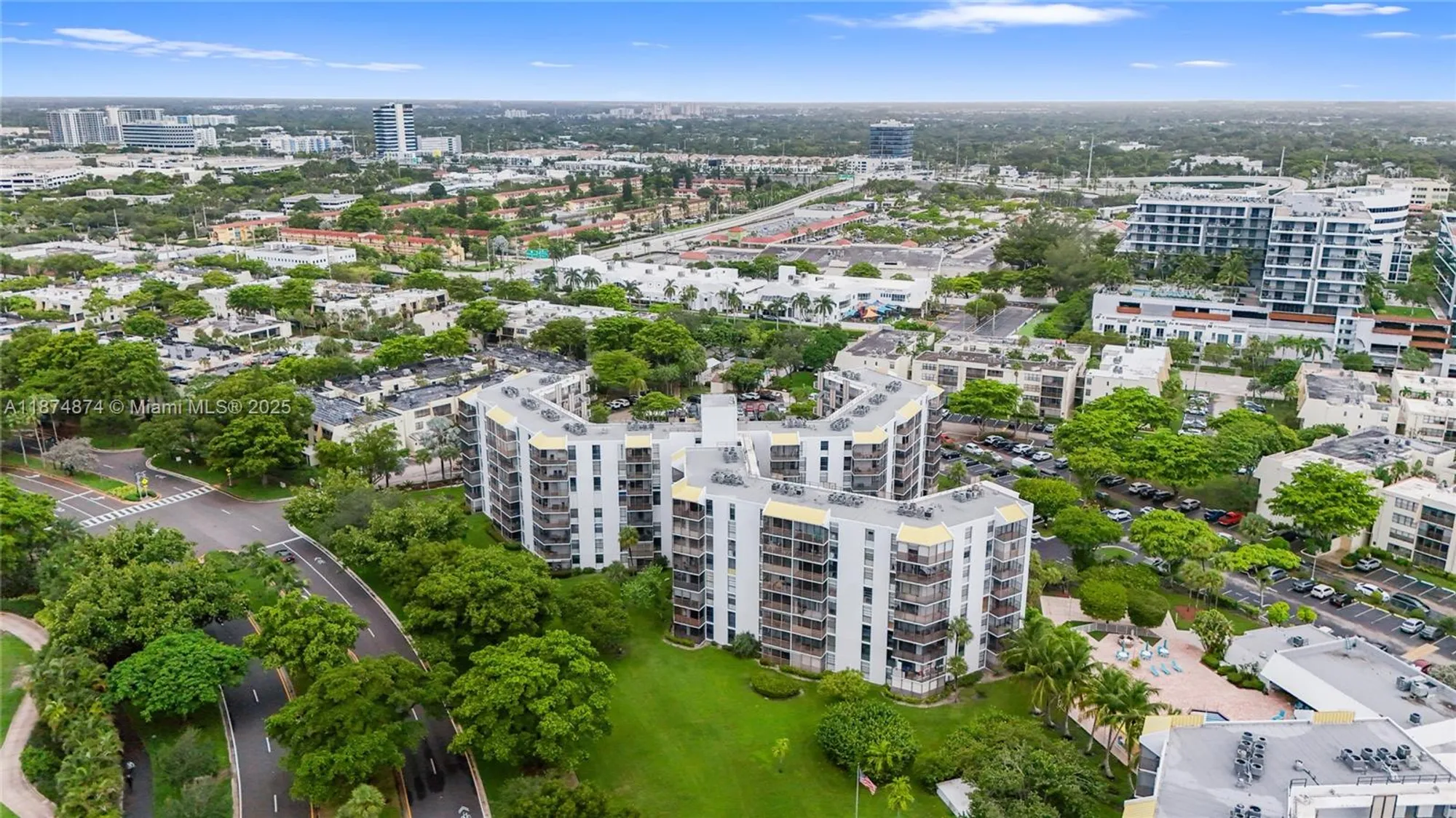 Property Slideshow image 28 of 32 | 20400 w country club dr 416, Aventura, FL, 33180