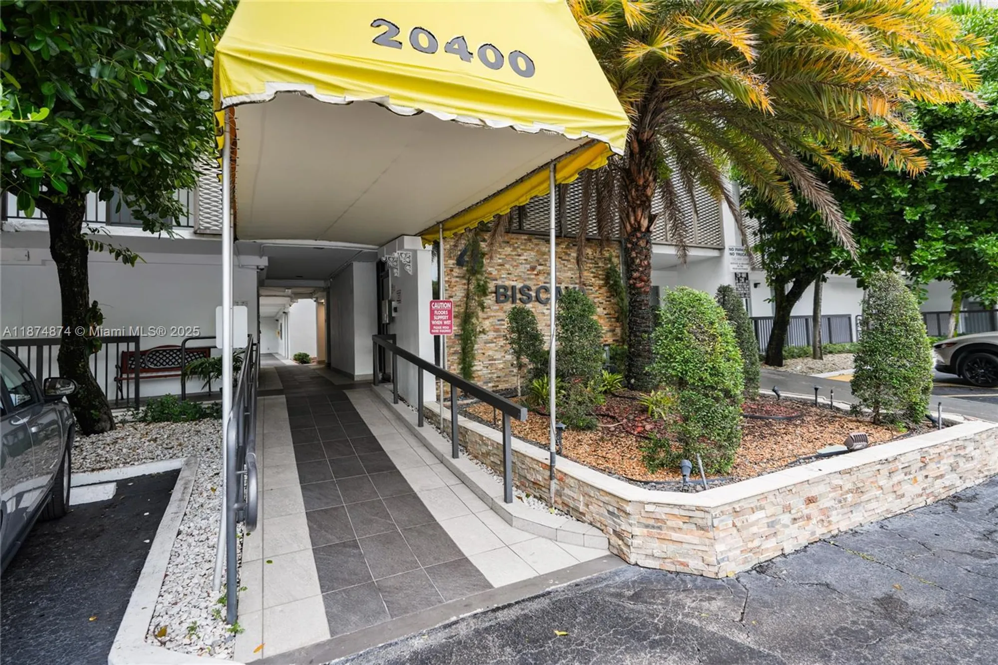 Property Slideshow image 2 of 32 | 20400 w country club dr 416, Aventura, FL, 33180