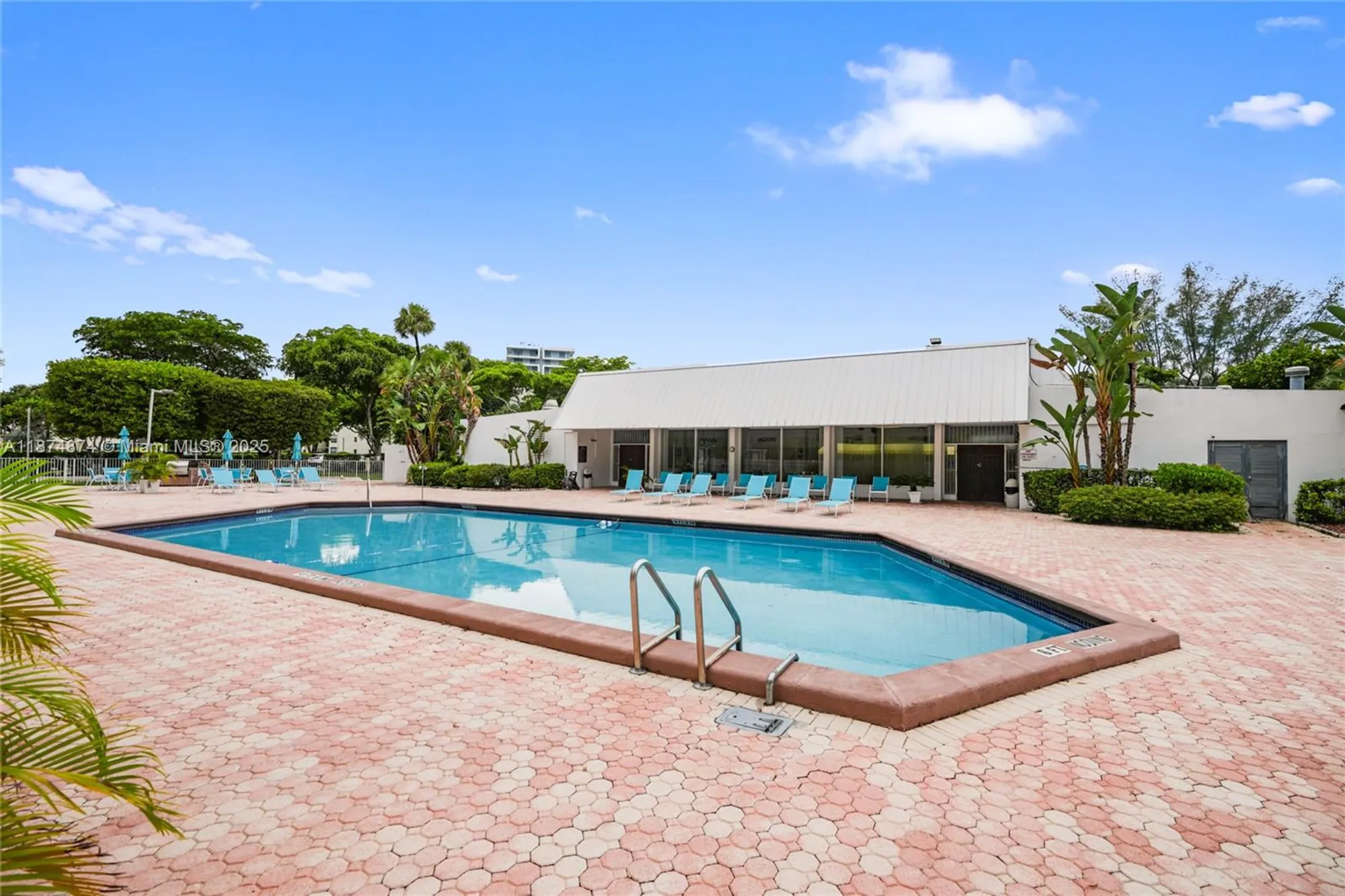 Property Slideshow image 20 of 32 | 20400 w country club dr 416, Aventura, FL, 33180