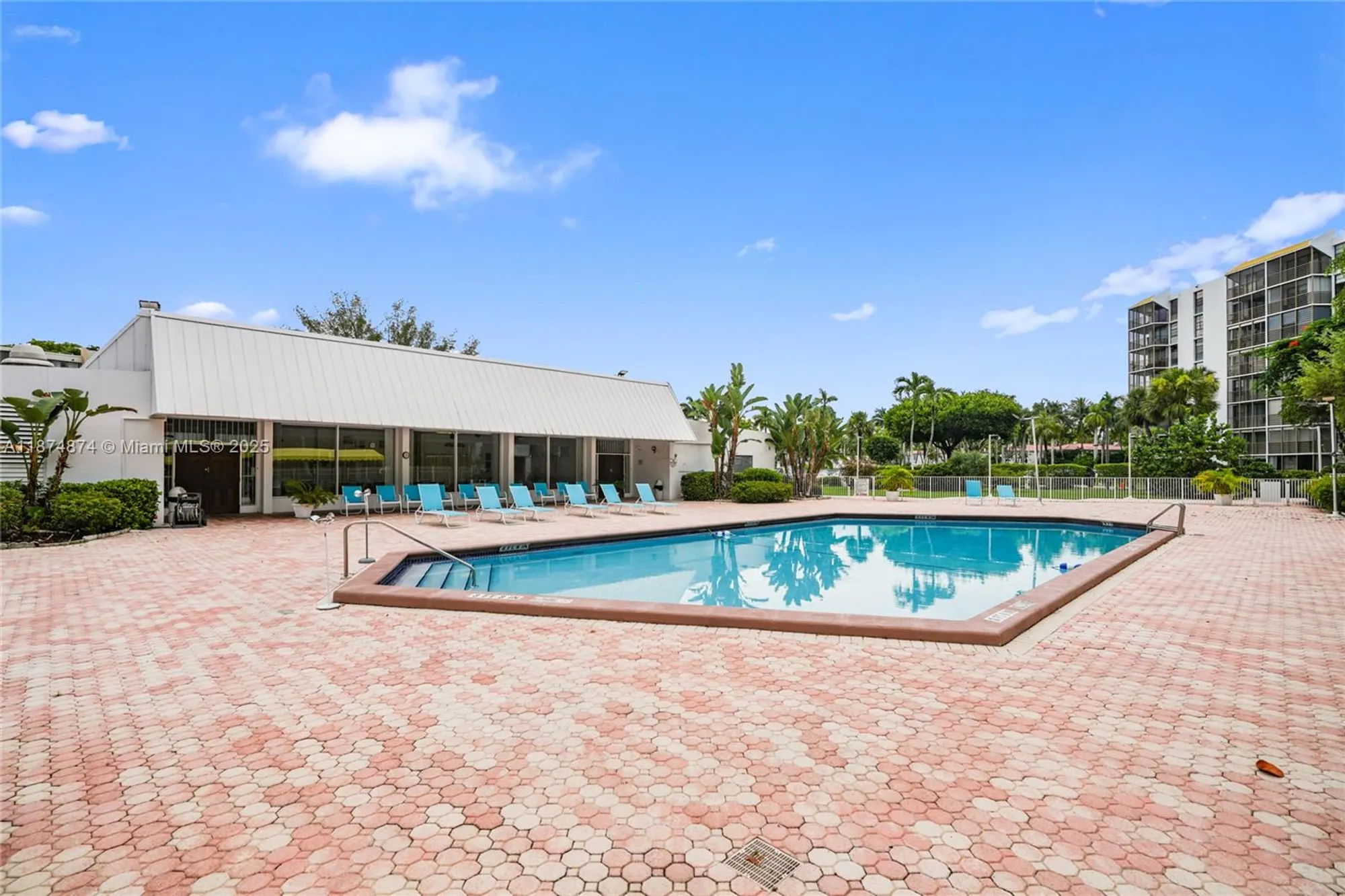 Property Slideshow image 21 of 32 | 20400 w country club dr 416, Aventura, FL, 33180
