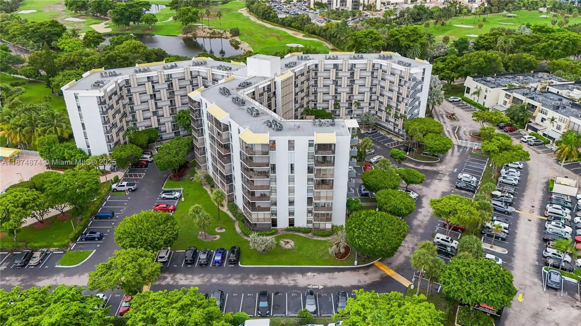 Property Slideshow image 22 of 32 | 20400 w country club dr 416, Aventura, FL, 33180