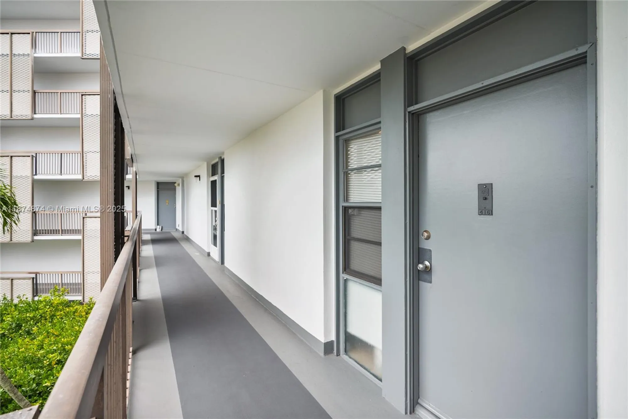 Property Slideshow image 3 of 32 | 20400 w country club dr 416, Aventura, FL, 33180