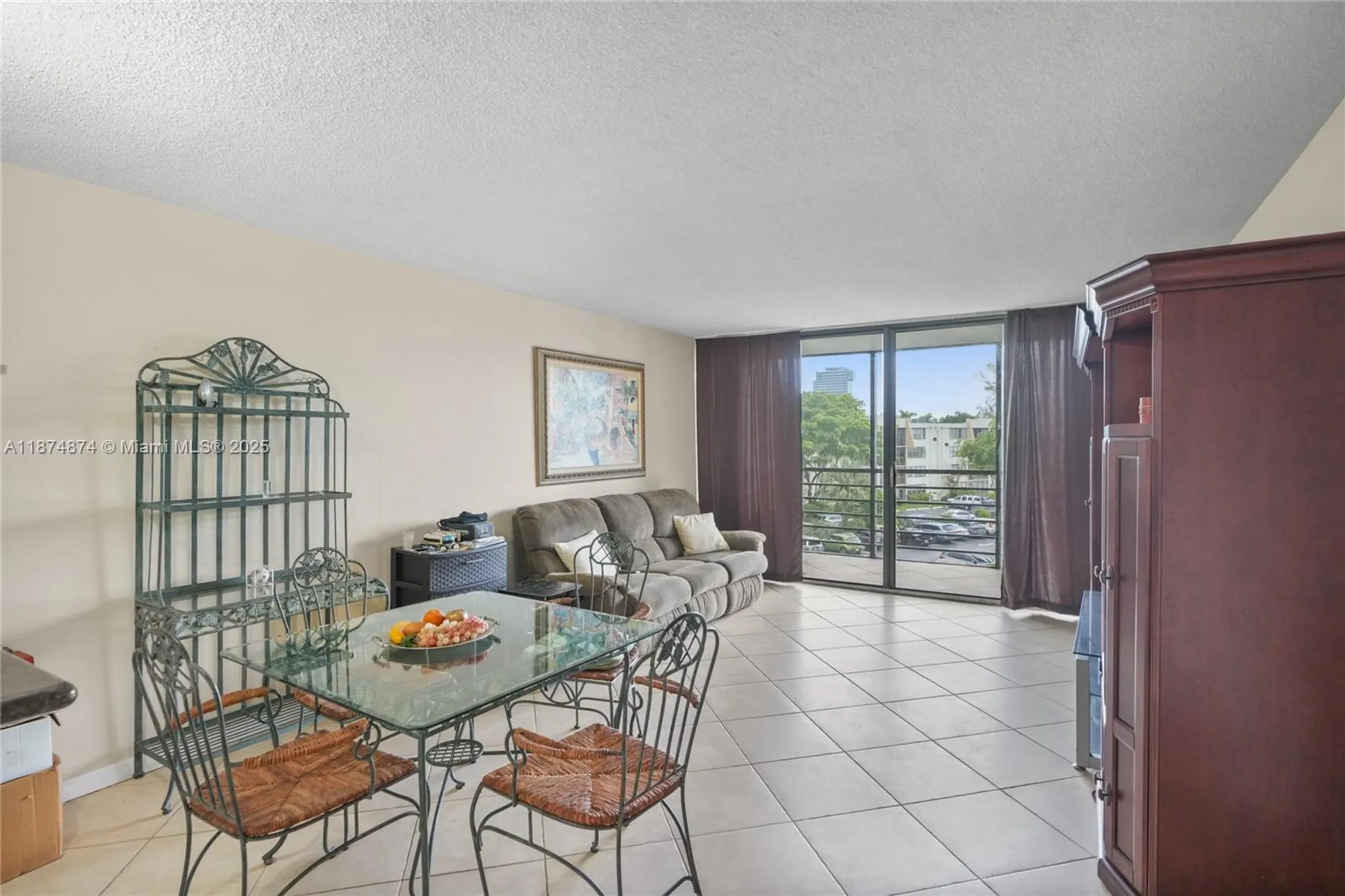 Property Slideshow image 5 of 32 | 20400 w country club dr 416, Aventura, FL, 33180