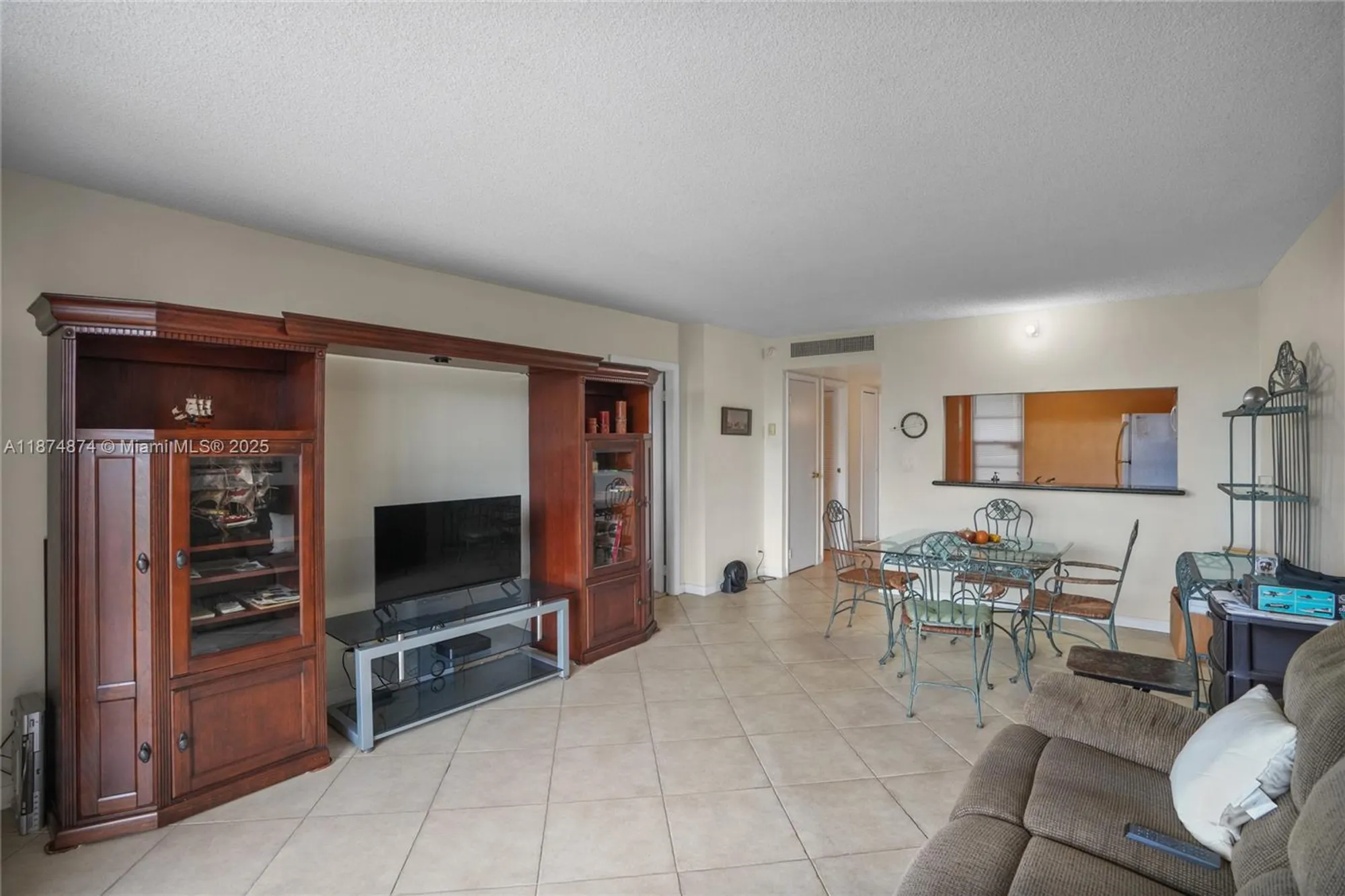 Property Slideshow image 7 of 32 | 20400 w country club dr 416, Aventura, FL, 33180