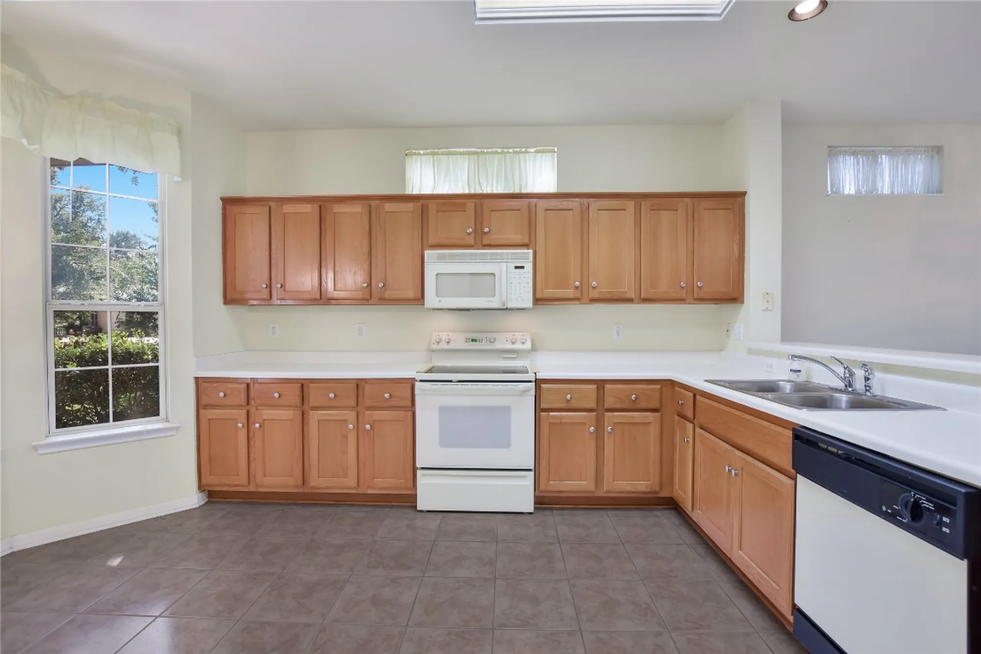 Property Slideshow image 10 of 27 | 197 trail rider way, Georgetown, TX, 78633