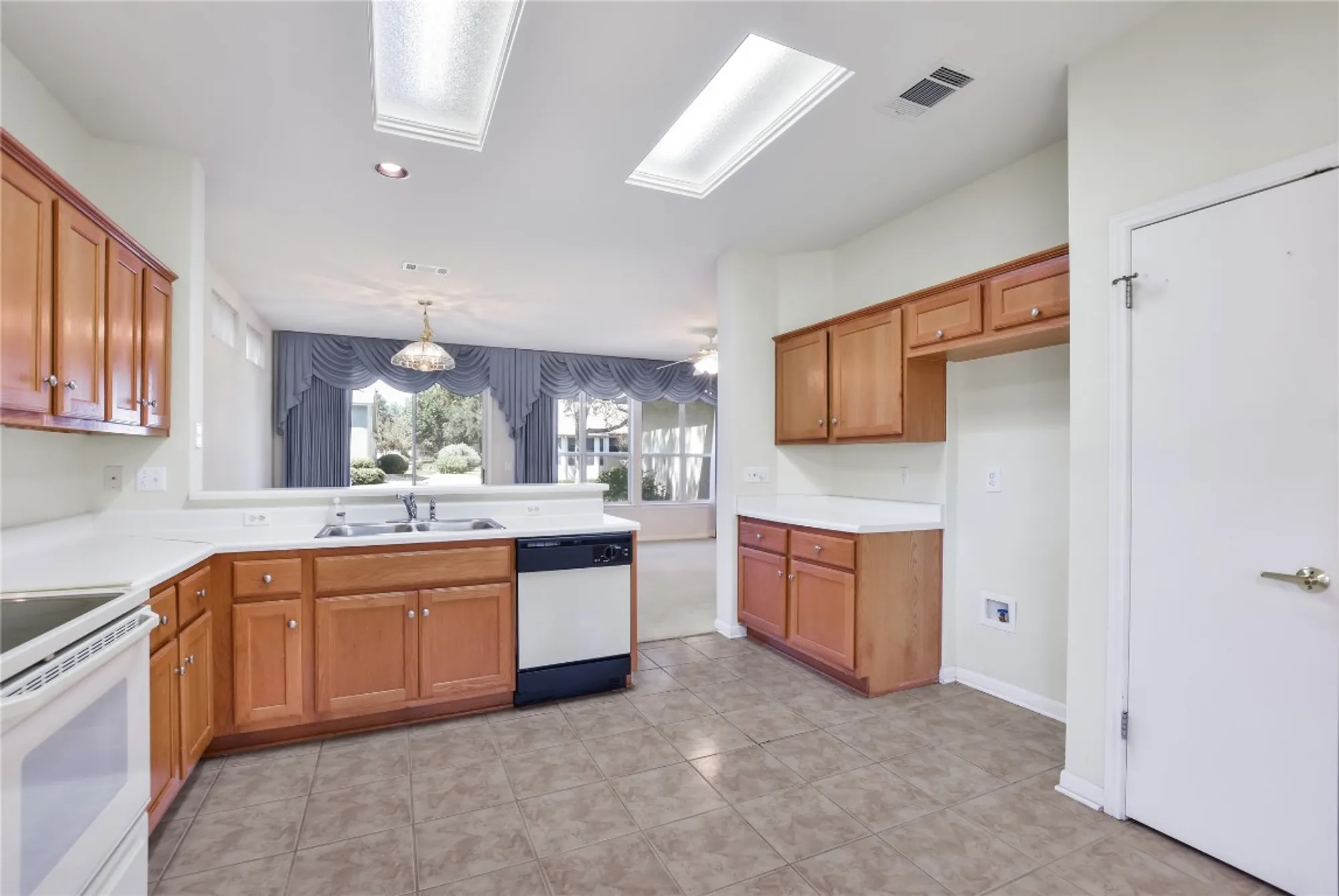 Property Slideshow image 11 of 27 | 197 trail rider way, Georgetown, TX, 78633