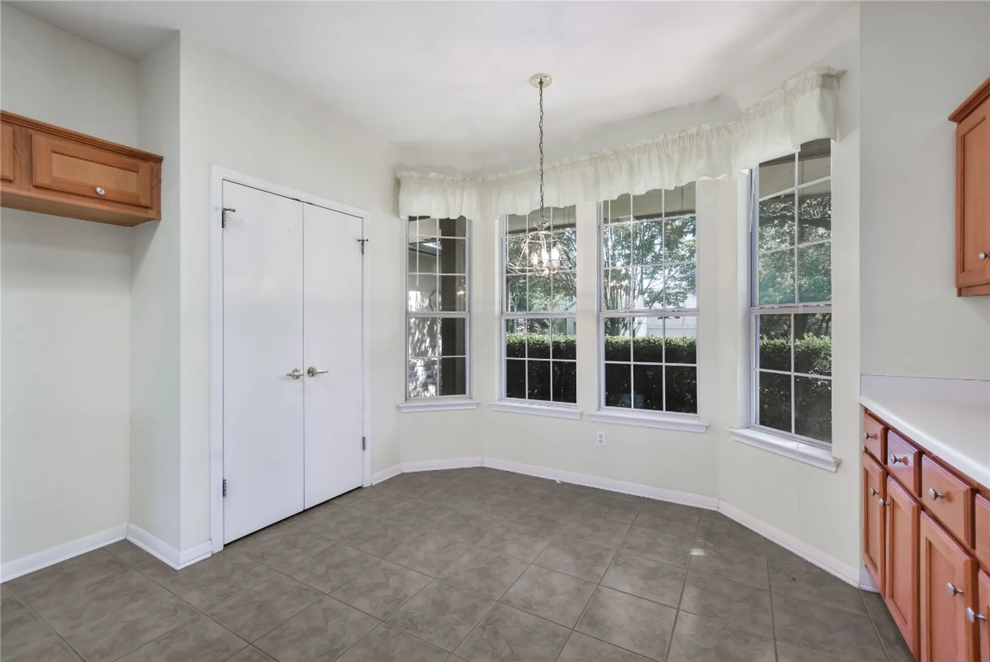 Property Slideshow image 12 of 27 | 197 trail rider way, Georgetown, TX, 78633