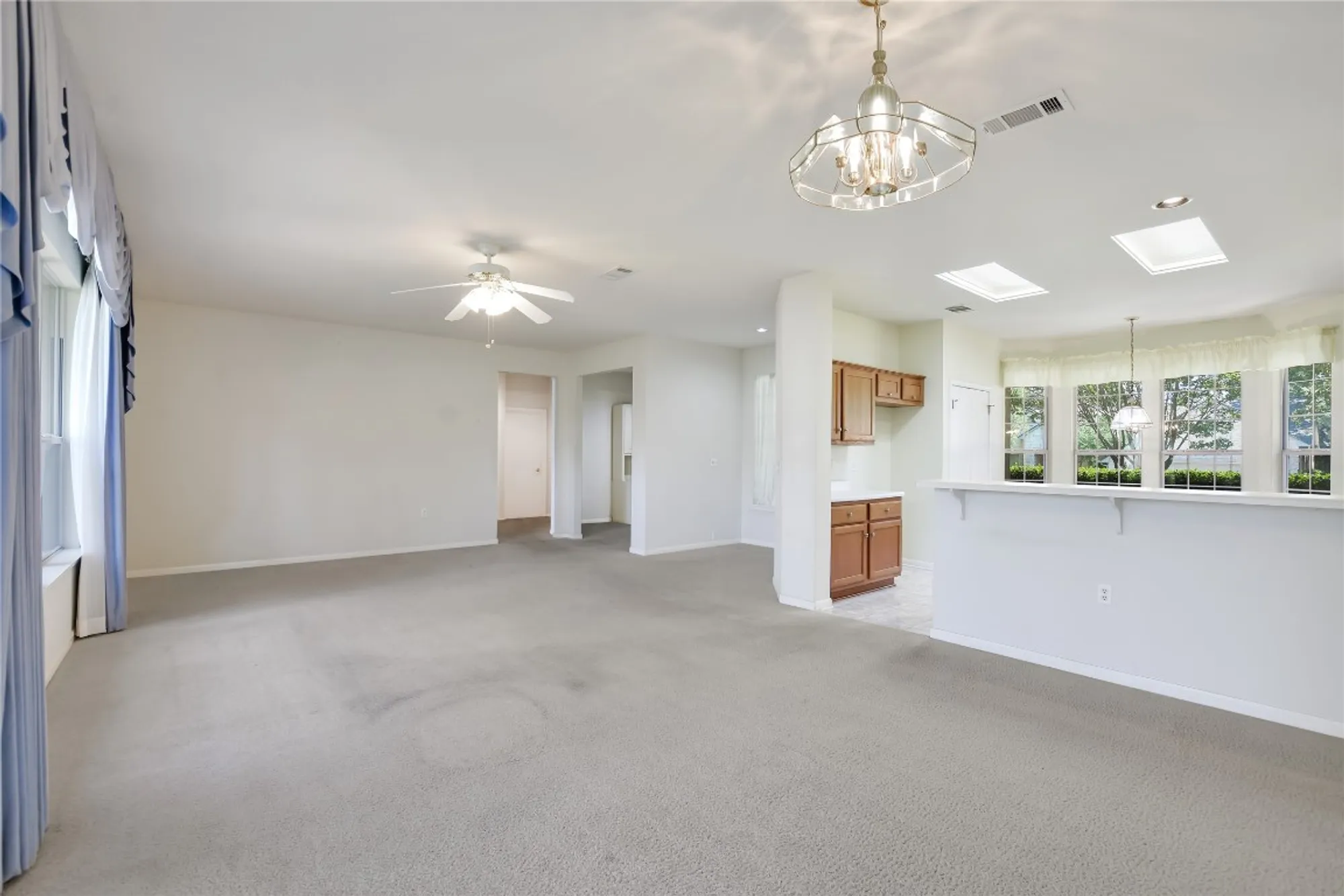 Property Slideshow image 7 of 27 | 197 trail rider way, Georgetown, TX, 78633