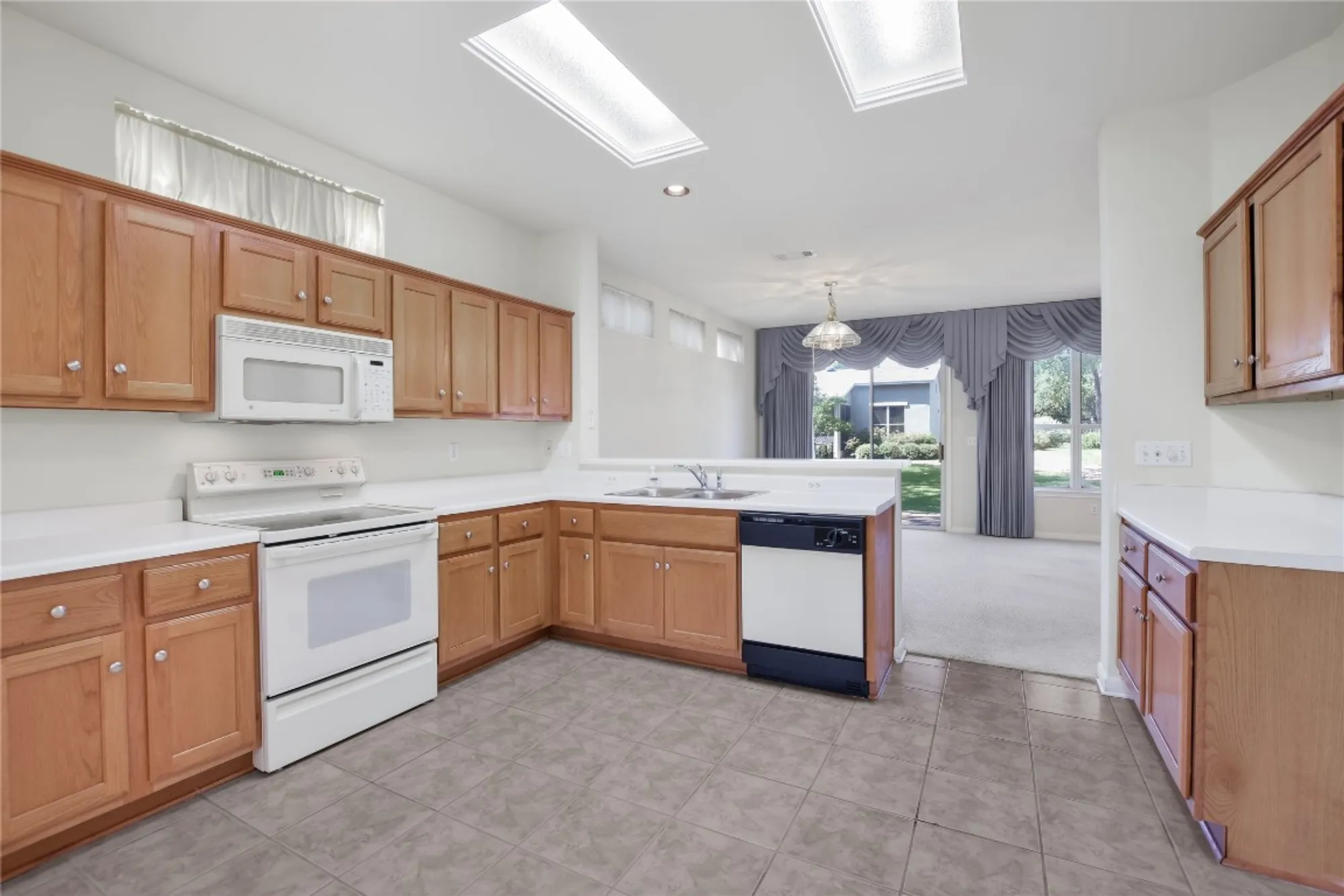 Property Slideshow image 9 of 27 | 197 trail rider way, Georgetown, TX, 78633