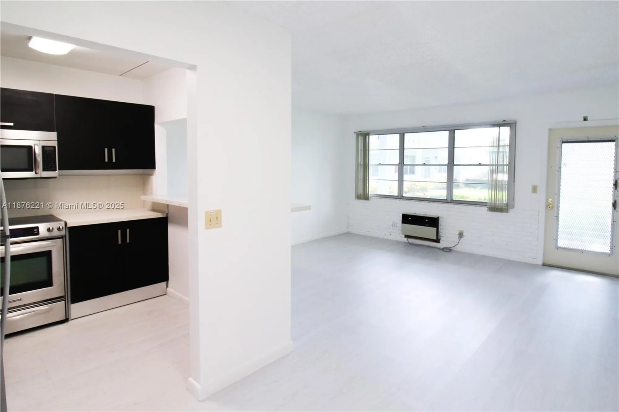 Property Slideshow image 1 of 10 | 319 newport v # 319, Deerfield Beach, FL, 33442