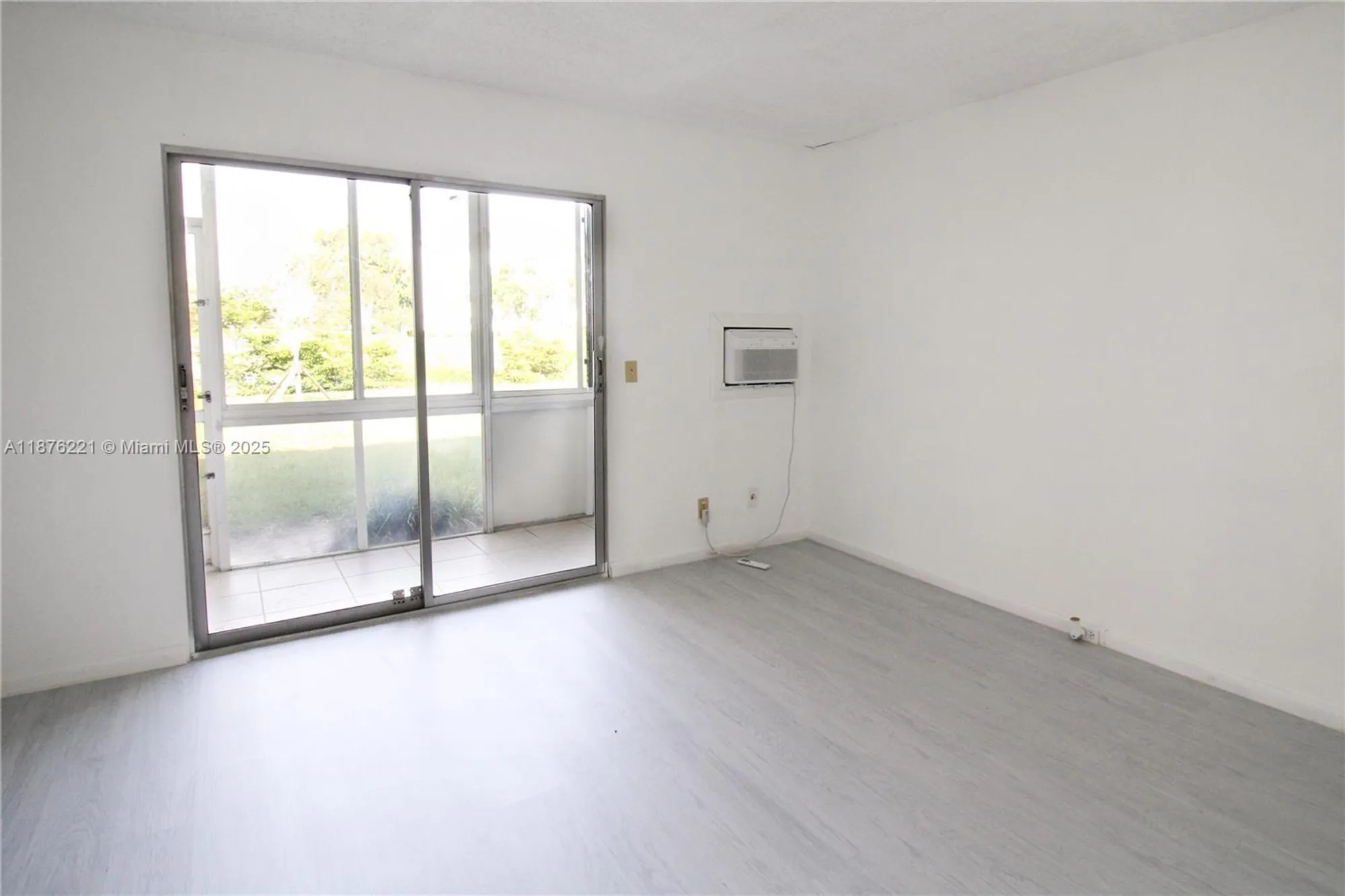 Property Slideshow image 5 of 10 | 319 newport v # 319, Deerfield Beach, FL, 33442