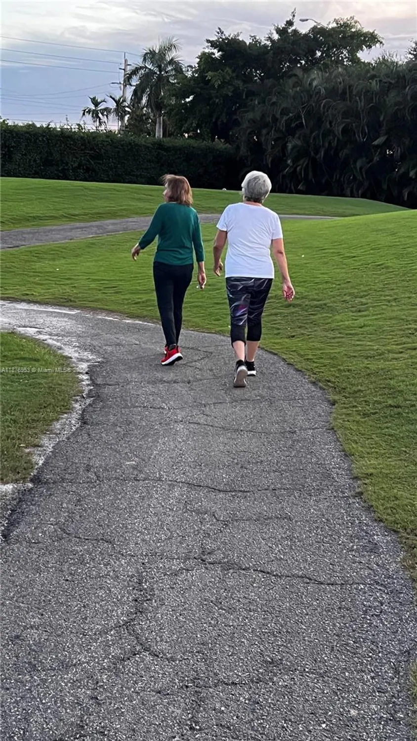 Property Slideshow image 17 of 42 | 671 s hollybrook dr 302, Pembroke Pines, FL, 33025