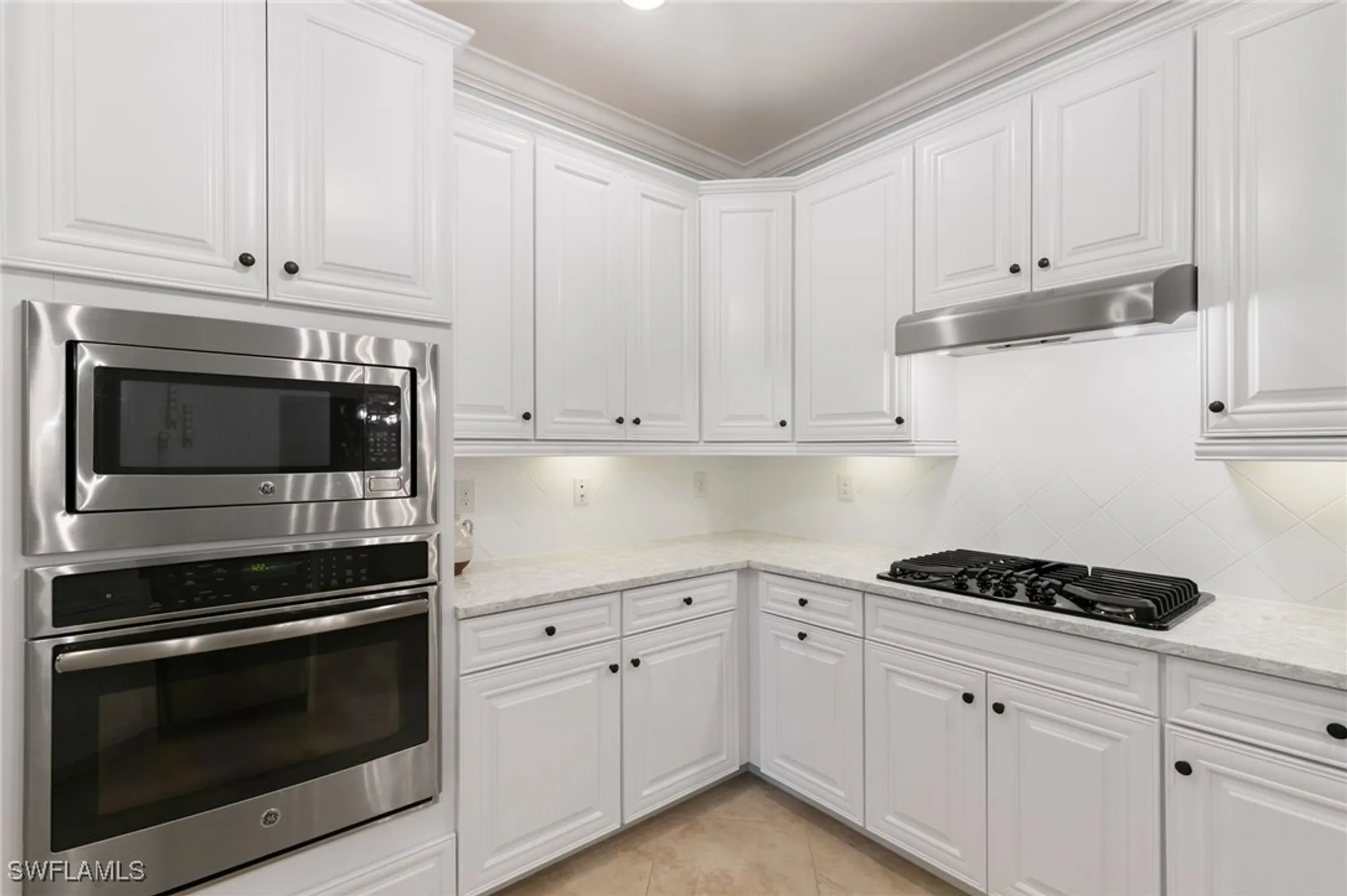 Property Slideshow image 14 of 48 | 2862 aviamar cir, Naples, FL, 34114