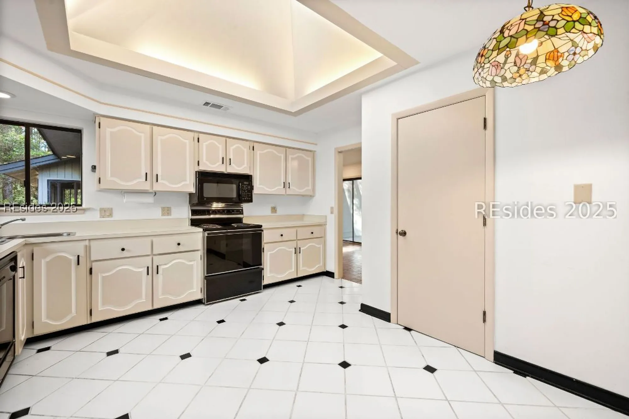 Property Slideshow image 11 of 43 | 29 arrow wood rd, Hilton Head Island, SC, 29926