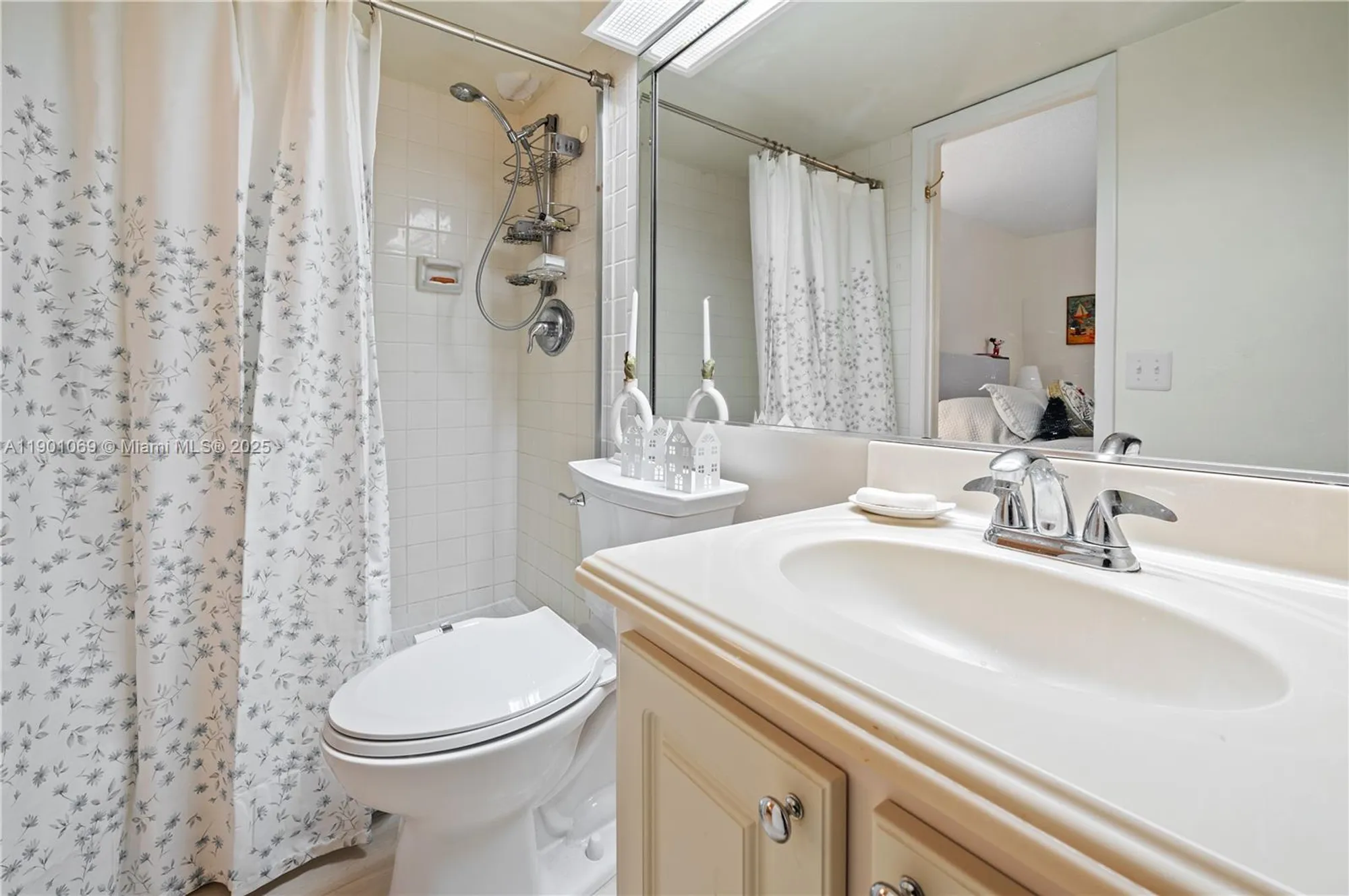 Property Slideshow image 16 of 28 | 424 se 10th st 104, Dania Beach, FL, 33004
