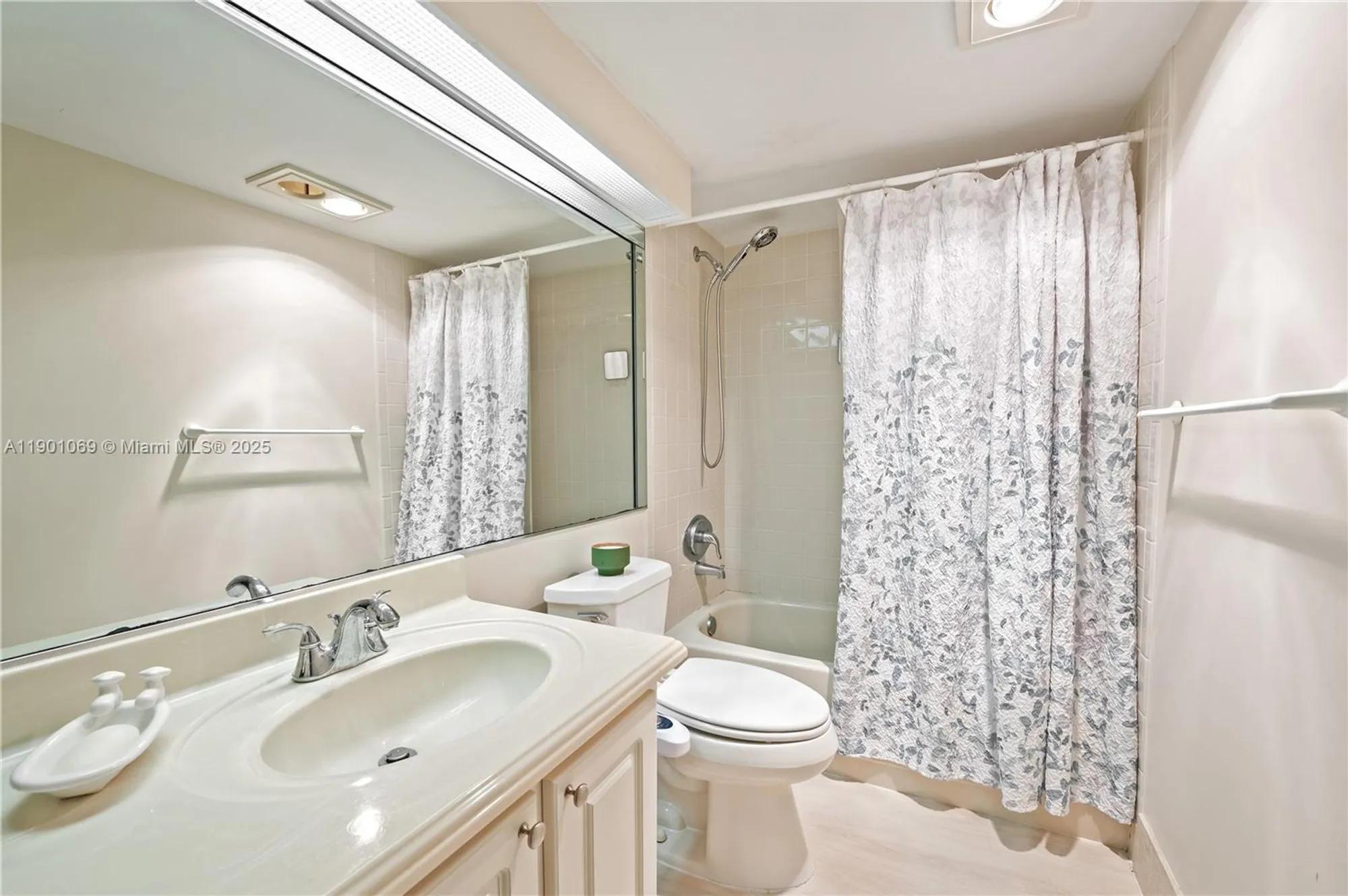 Property Slideshow image 19 of 28 | 424 se 10th st 104, Dania Beach, FL, 33004