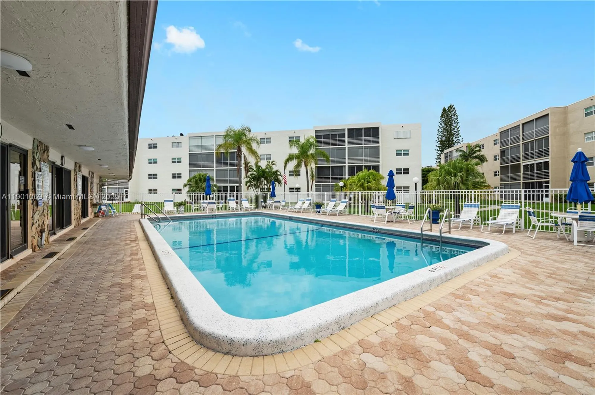 Property Slideshow image 24 of 28 | 424 se 10th st 104, Dania Beach, FL, 33004