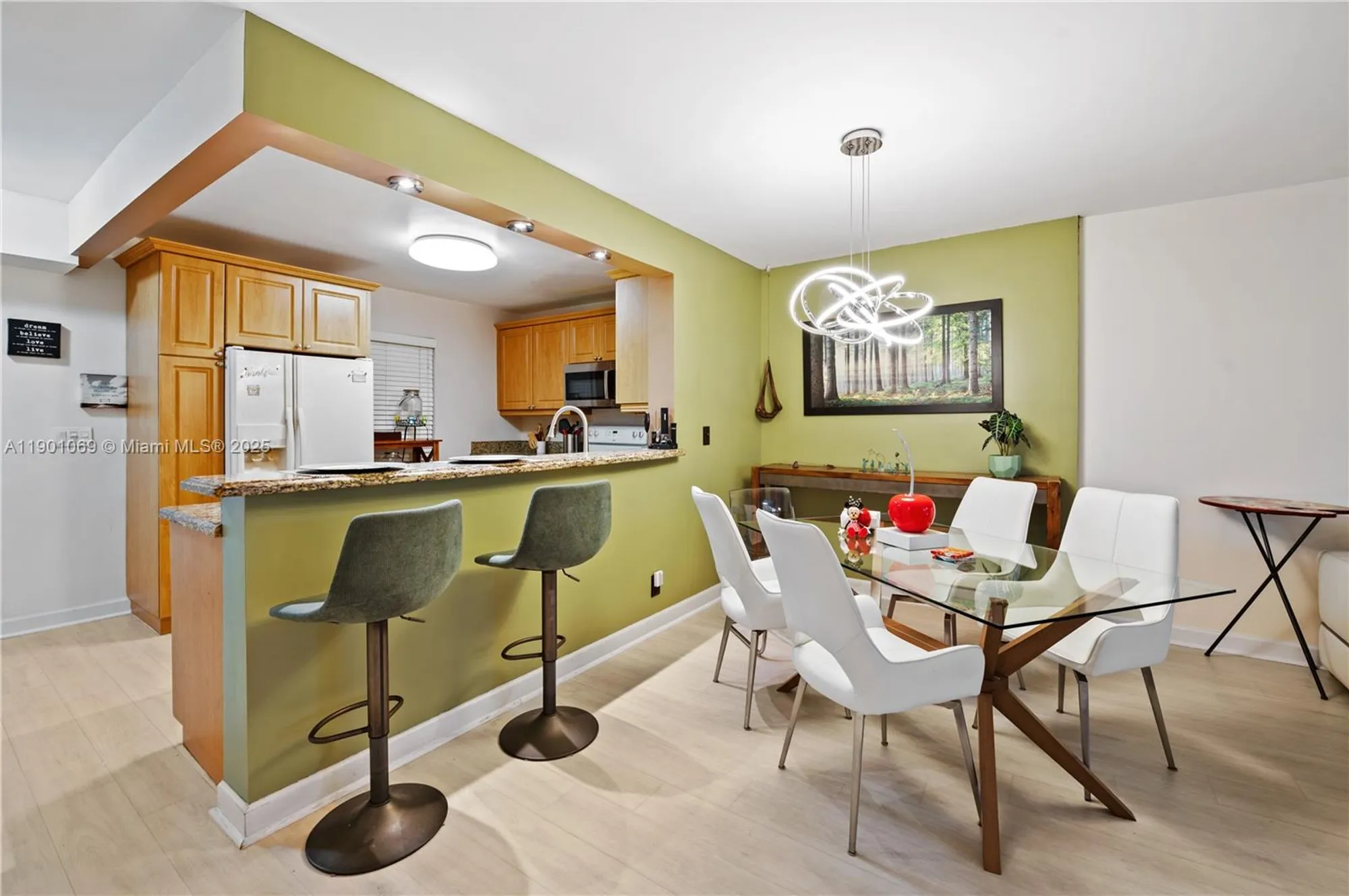 Property Slideshow image 4 of 28 | 424 se 10th st 104, Dania Beach, FL, 33004