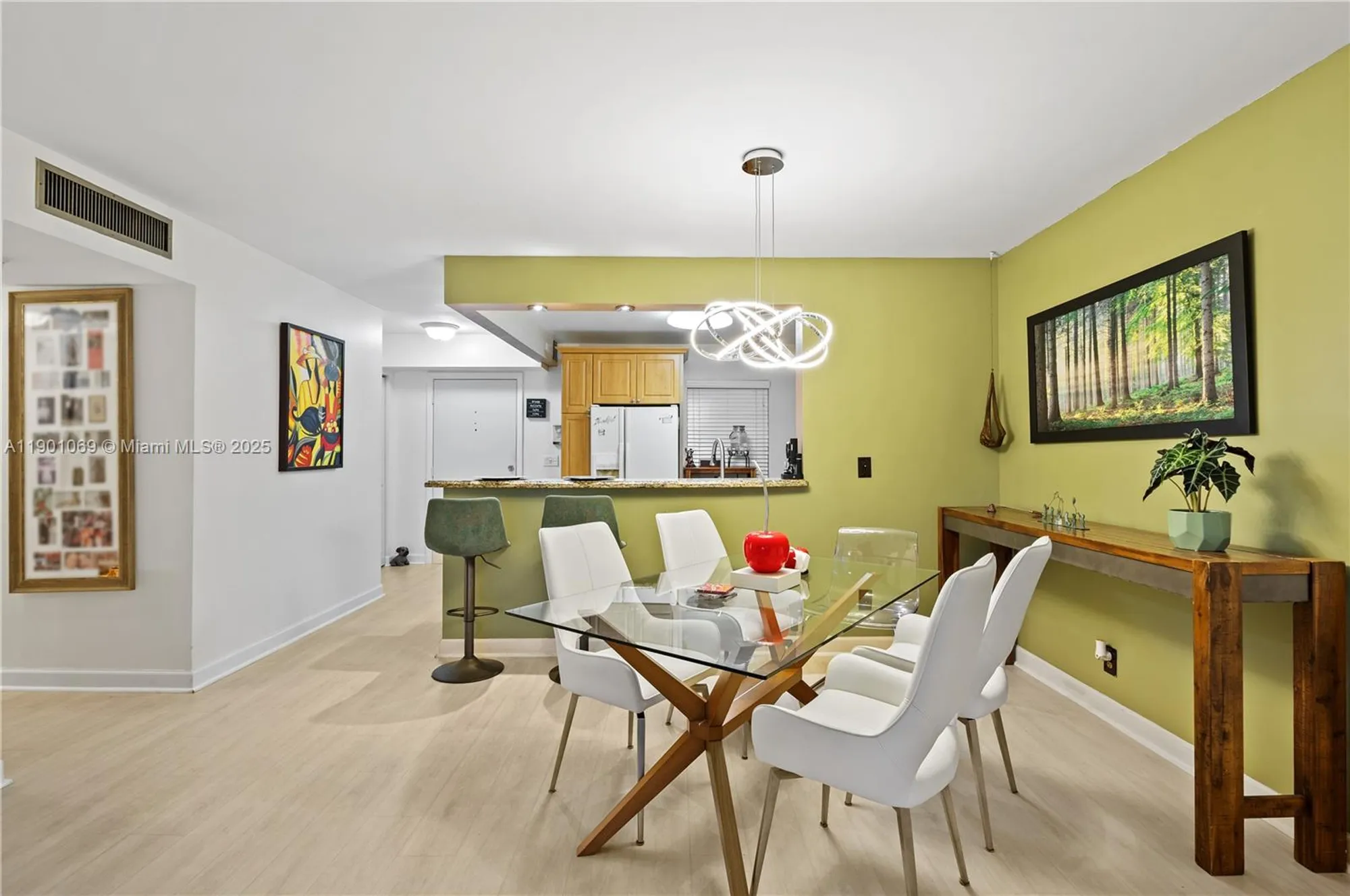 Property Slideshow image 5 of 28 | 424 se 10th st 104, Dania Beach, FL, 33004
