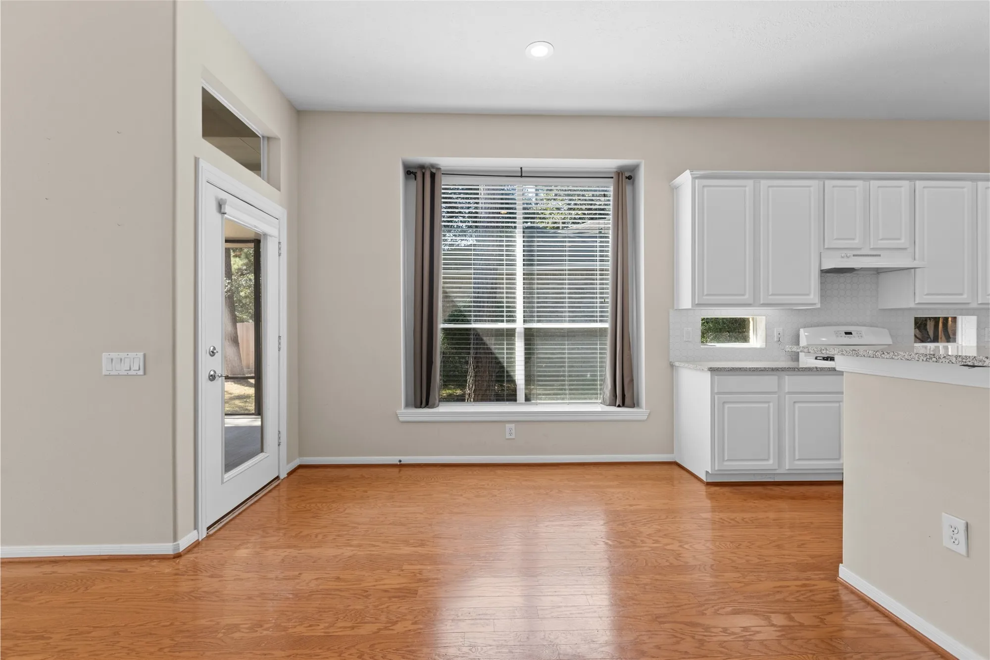 Property Slideshow image 11 of 31 | 83 robindale cir, Conroe, TX, 77384