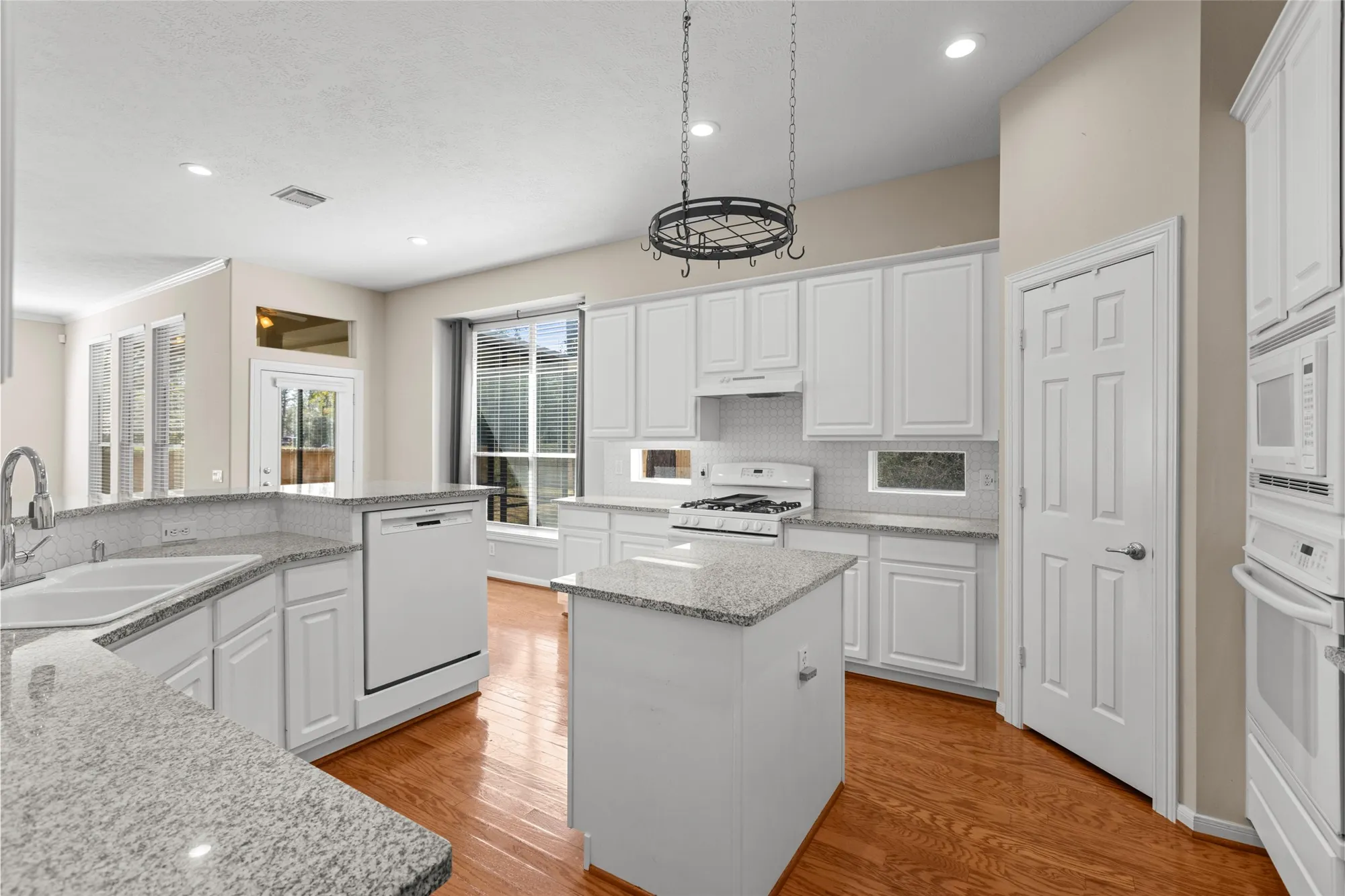Property Slideshow image 7 of 31 | 83 robindale cir, Conroe, TX, 77384