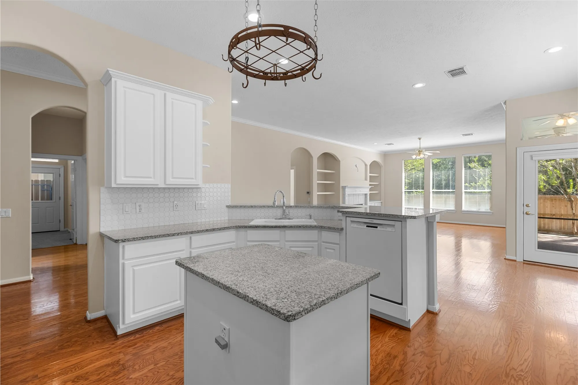 Property Slideshow image 8 of 31 | 83 robindale cir, Conroe, TX, 77384