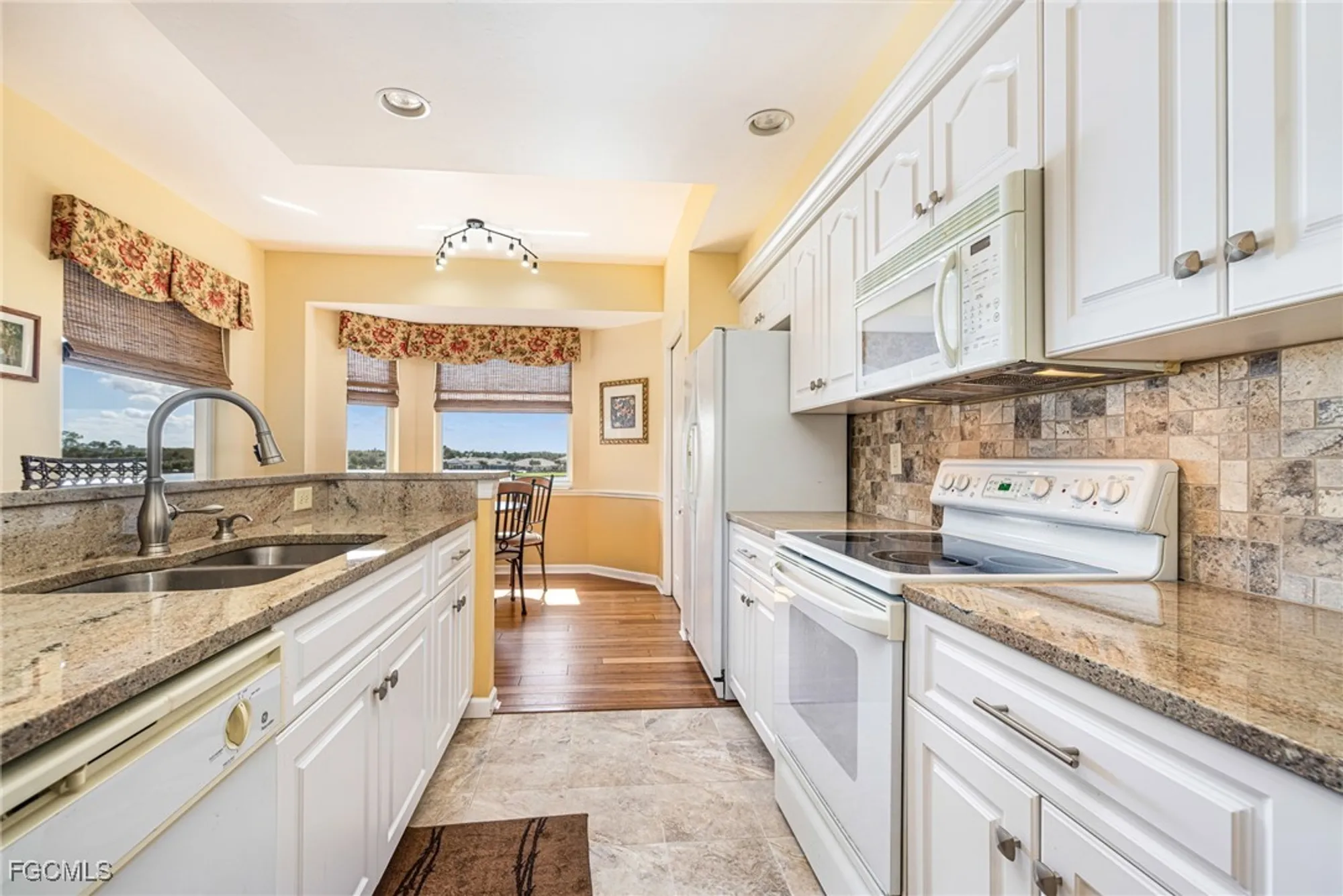 Property Slideshow image 9 of 50 | 8086 queen palm ln 341, Fort Myers, FL, 33966