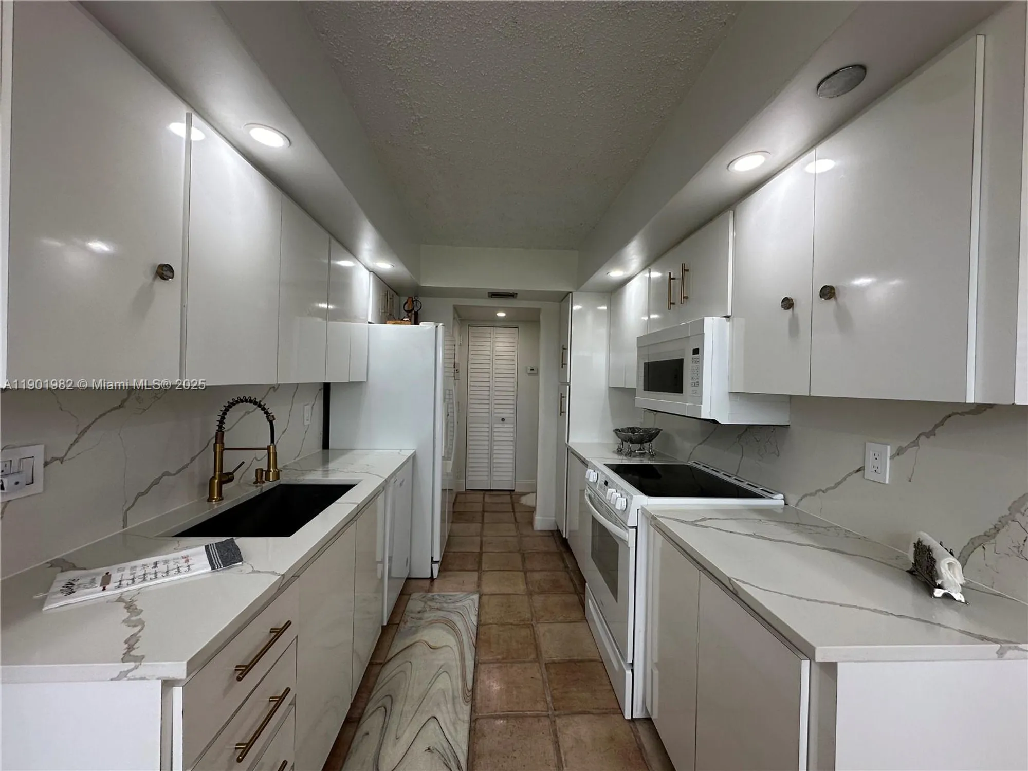 Property Slideshow image 5 of 19 | 1200 saint charles pl 618, Pembroke Pines, FL, 33026