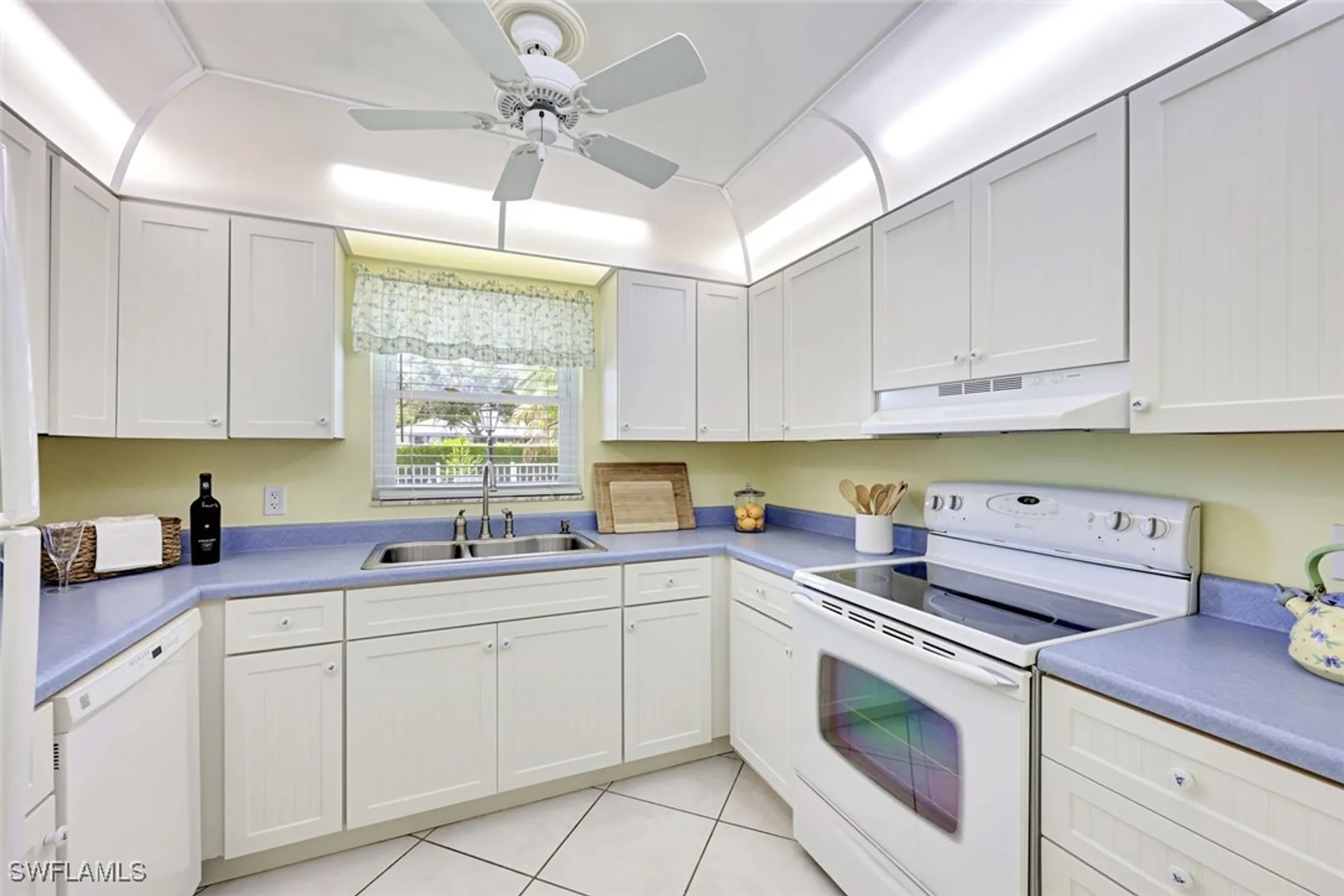 Property Slideshow image 24 of 31 | 2000 alamanda dr 104, Naples, FL, 34102