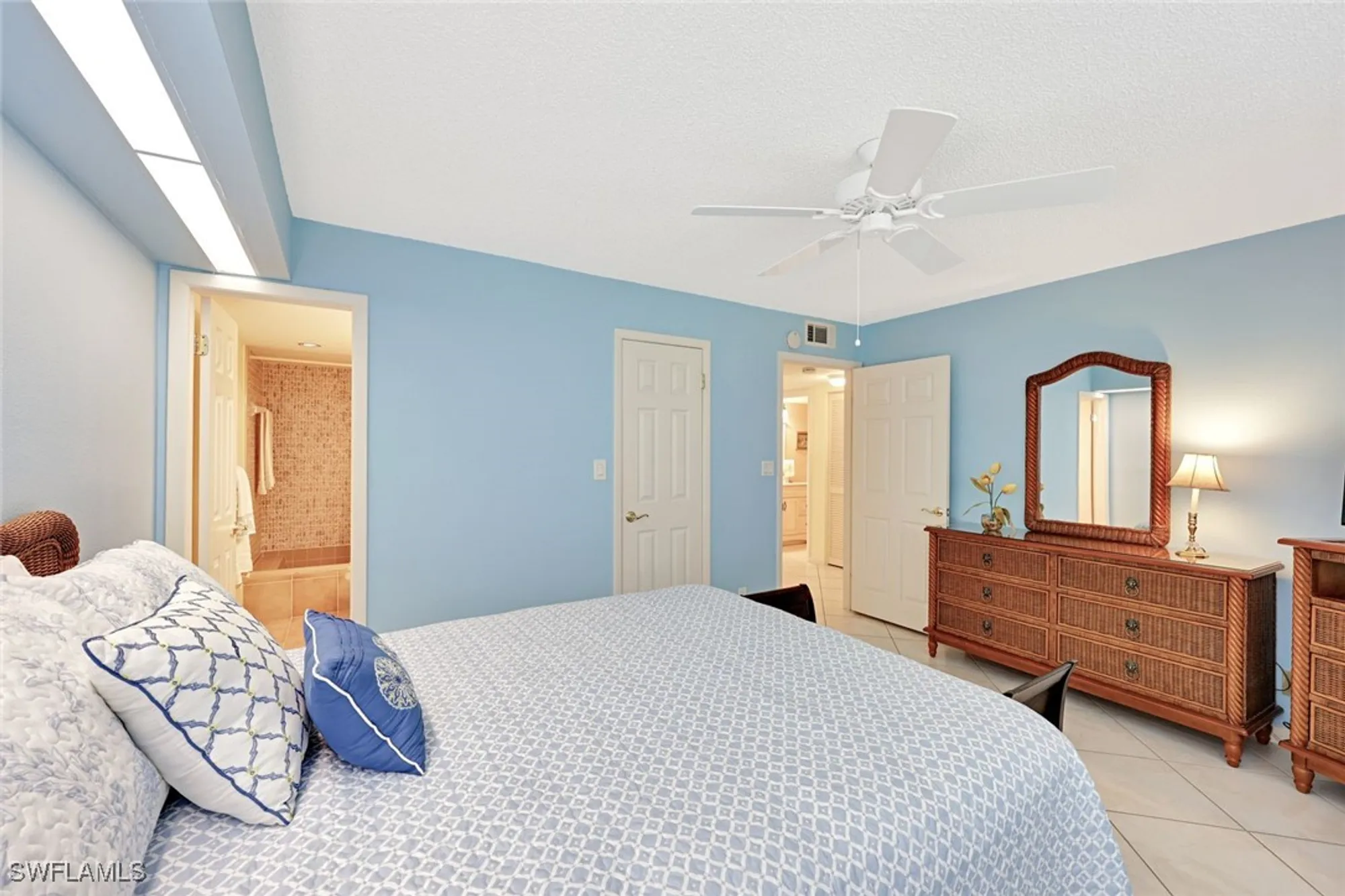Property Slideshow image 27 of 31 | 2000 alamanda dr 104, Naples, FL, 34102