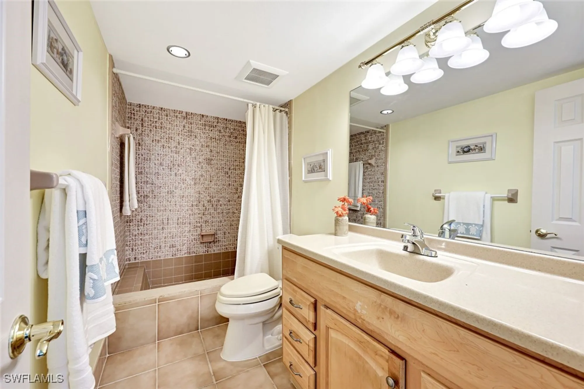 Property Slideshow image 28 of 31 | 2000 alamanda dr 104, Naples, FL, 34102