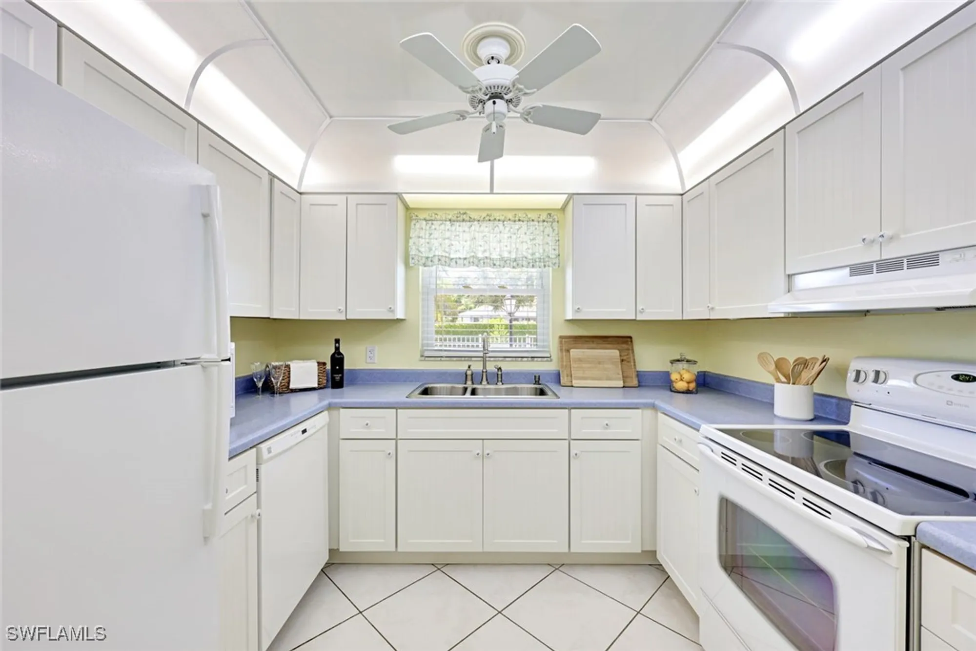 Property Slideshow image 23 of 31 | 2000 alamanda dr 104, Naples, FL, 34102