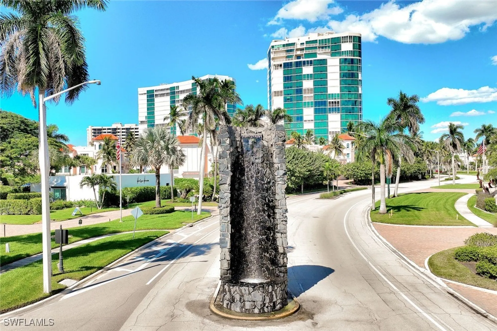 Property Slideshow image 9 of 31 | 2000 alamanda dr 104, Naples, FL, 34102