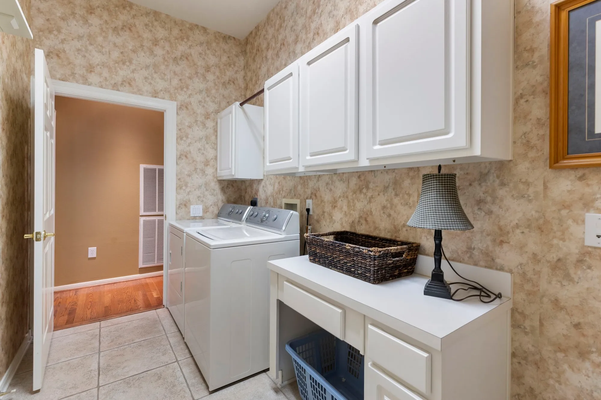 Property Slideshow image 18 of 35 | 162 e northcastle cir, The Woodlands, TX, 77384
