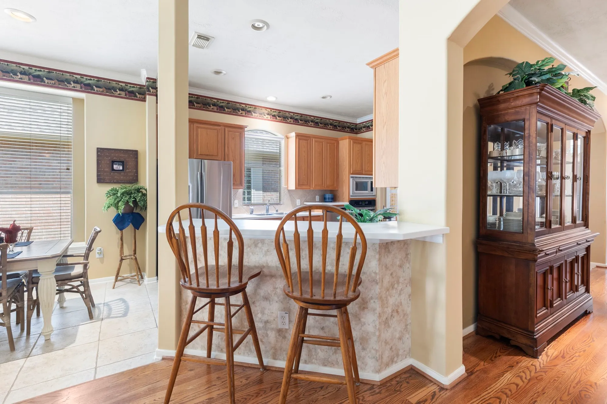 Property Slideshow image 13 of 35 | 162 e northcastle cir, The Woodlands, TX, 77384