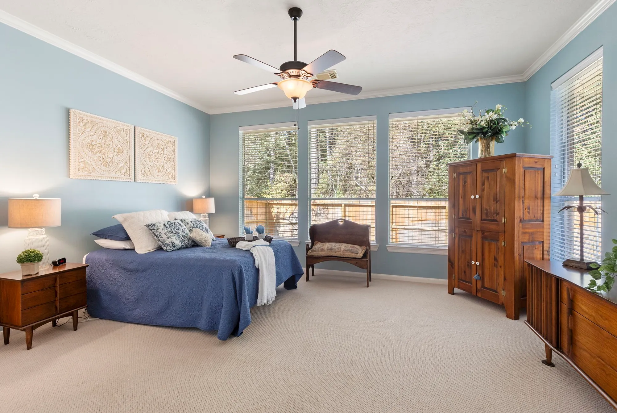 Property Slideshow image 24 of 35 | 162 e northcastle cir, The Woodlands, TX, 77384