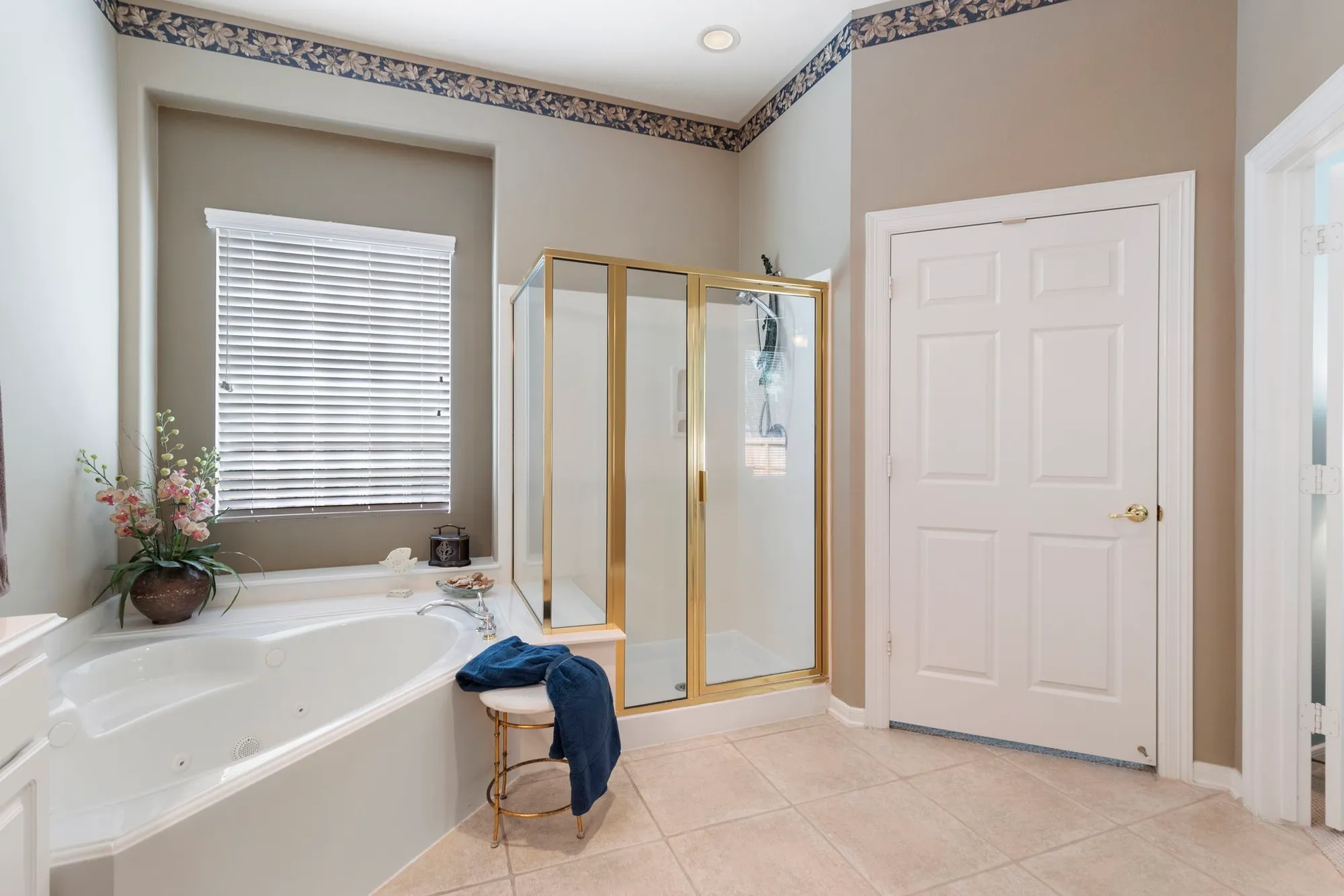 Property Slideshow image 26 of 35 | 162 e northcastle cir, The Woodlands, TX, 77384