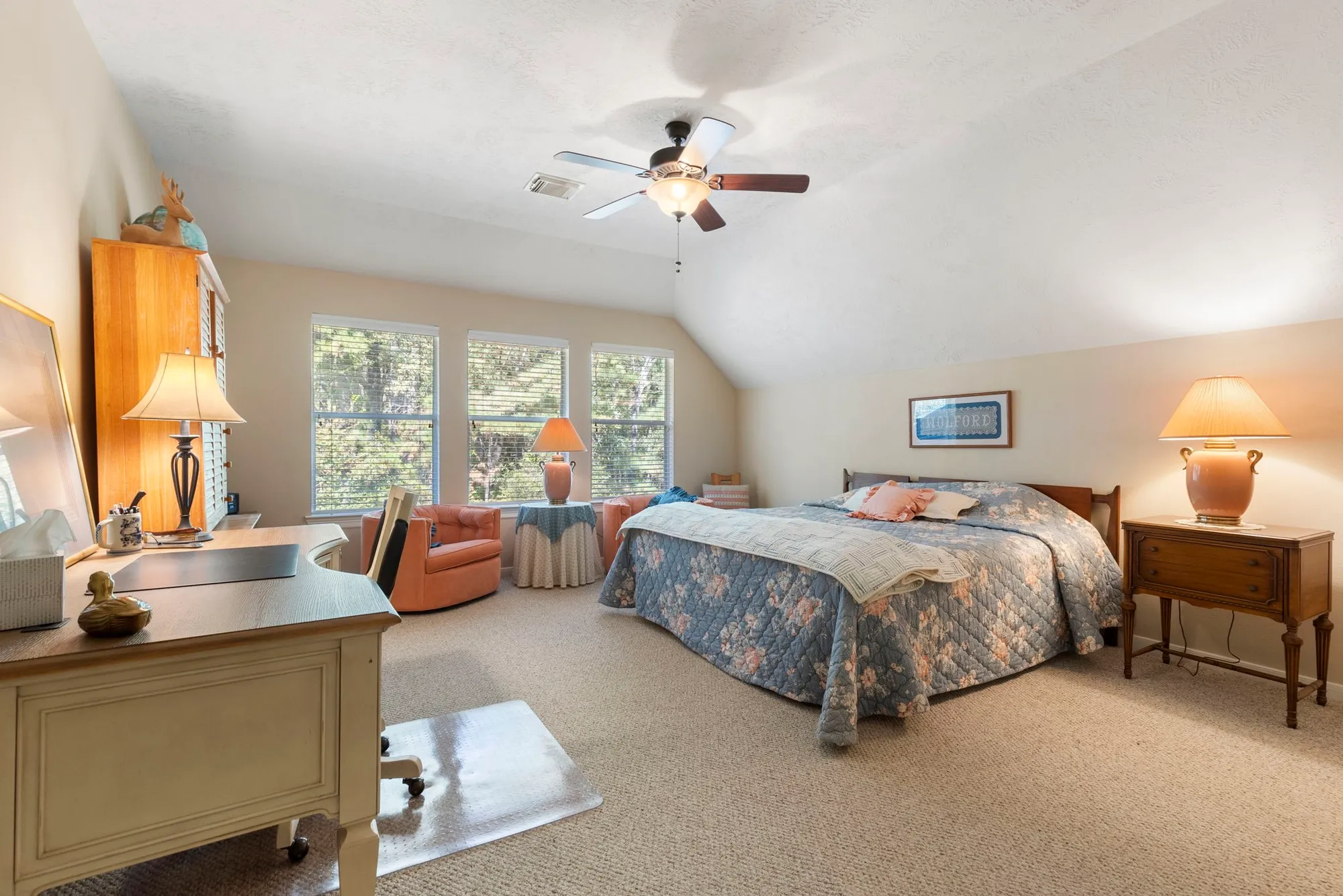 Property Slideshow image 28 of 35 | 162 e northcastle cir, The Woodlands, TX, 77384