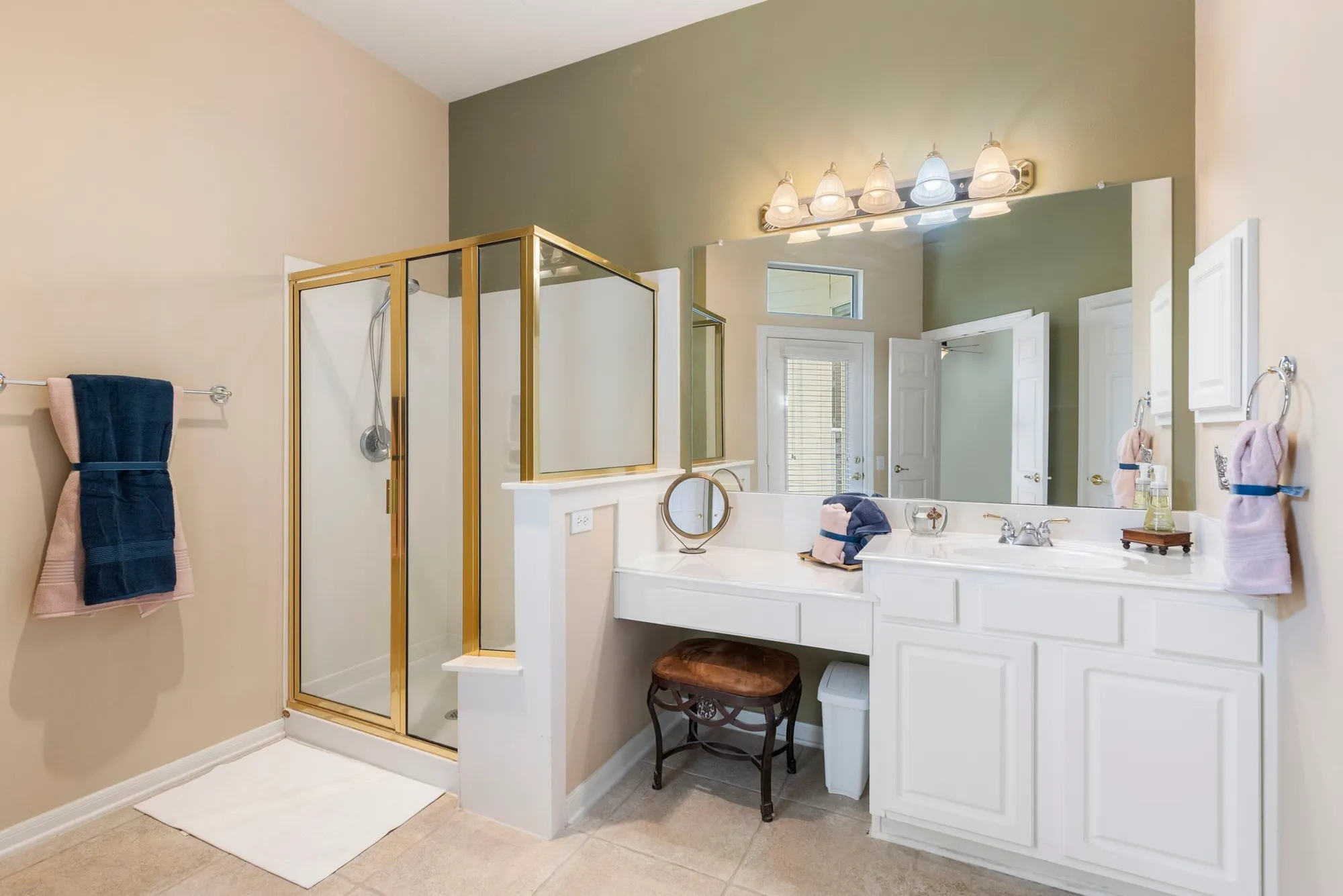 Property Slideshow image 20 of 35 | 162 e northcastle cir, The Woodlands, TX, 77384
