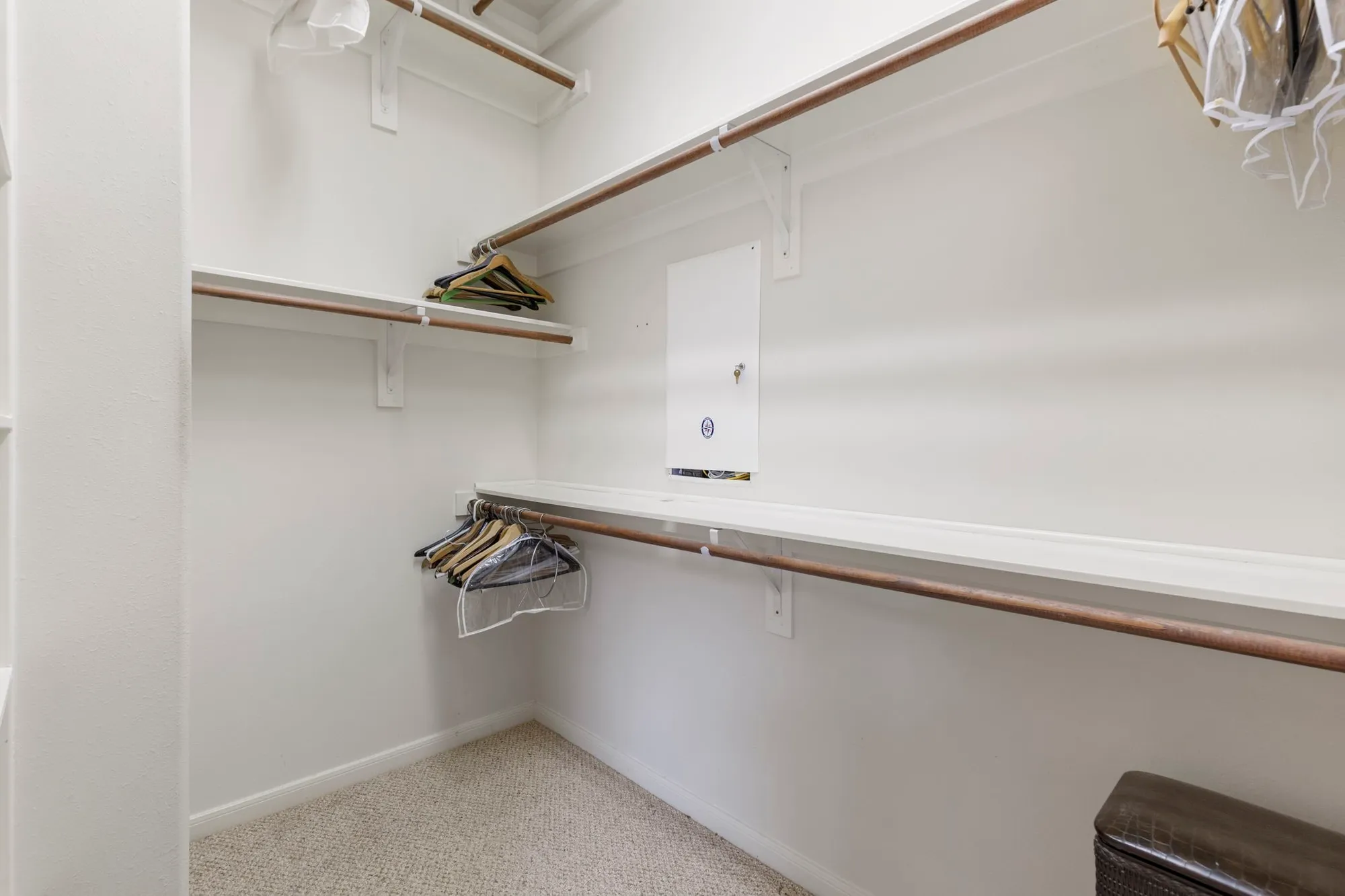 Property Slideshow image 22 of 35 | 162 e northcastle cir, The Woodlands, TX, 77384